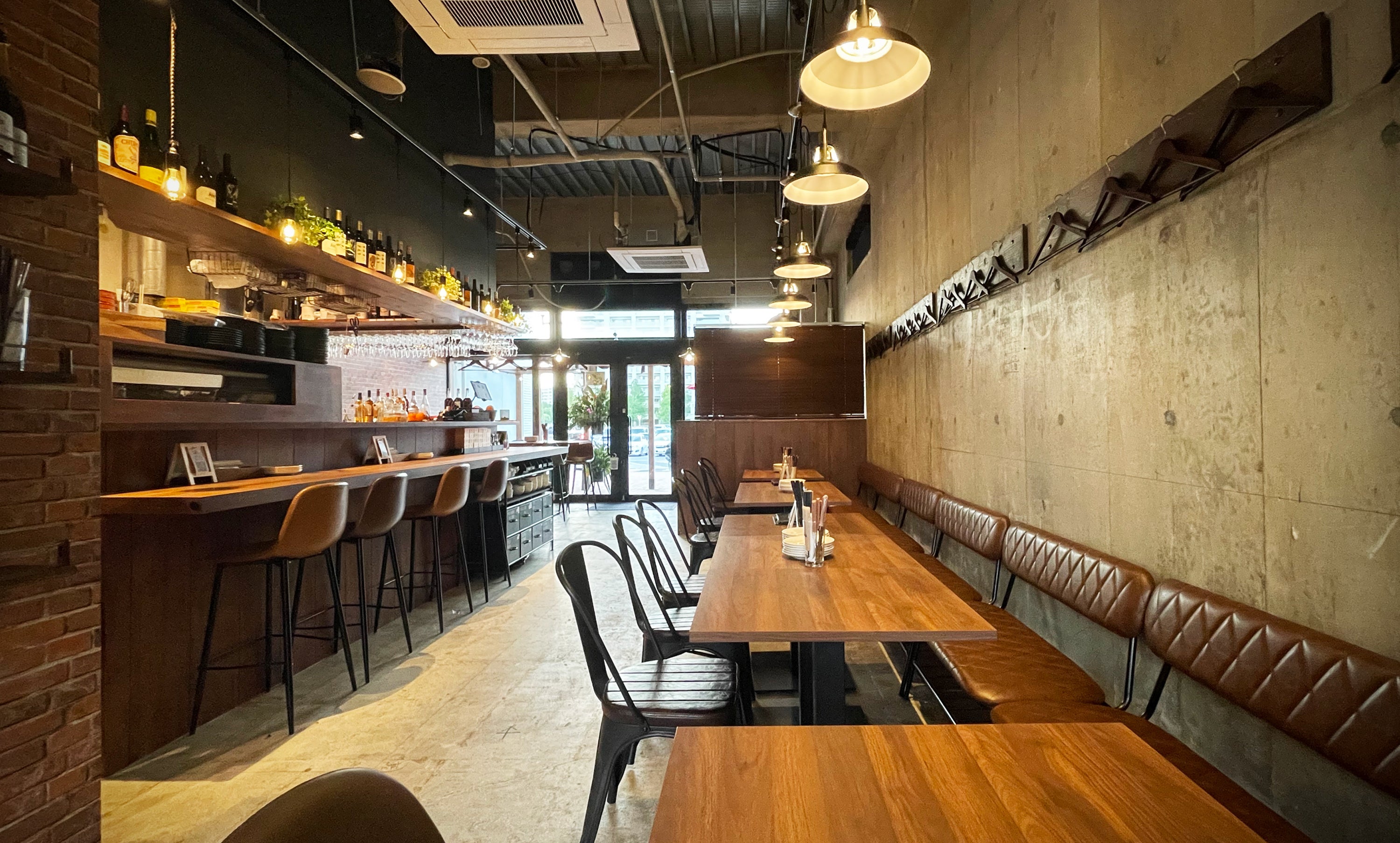 テーブル18席 ／ ハイテーブル8席