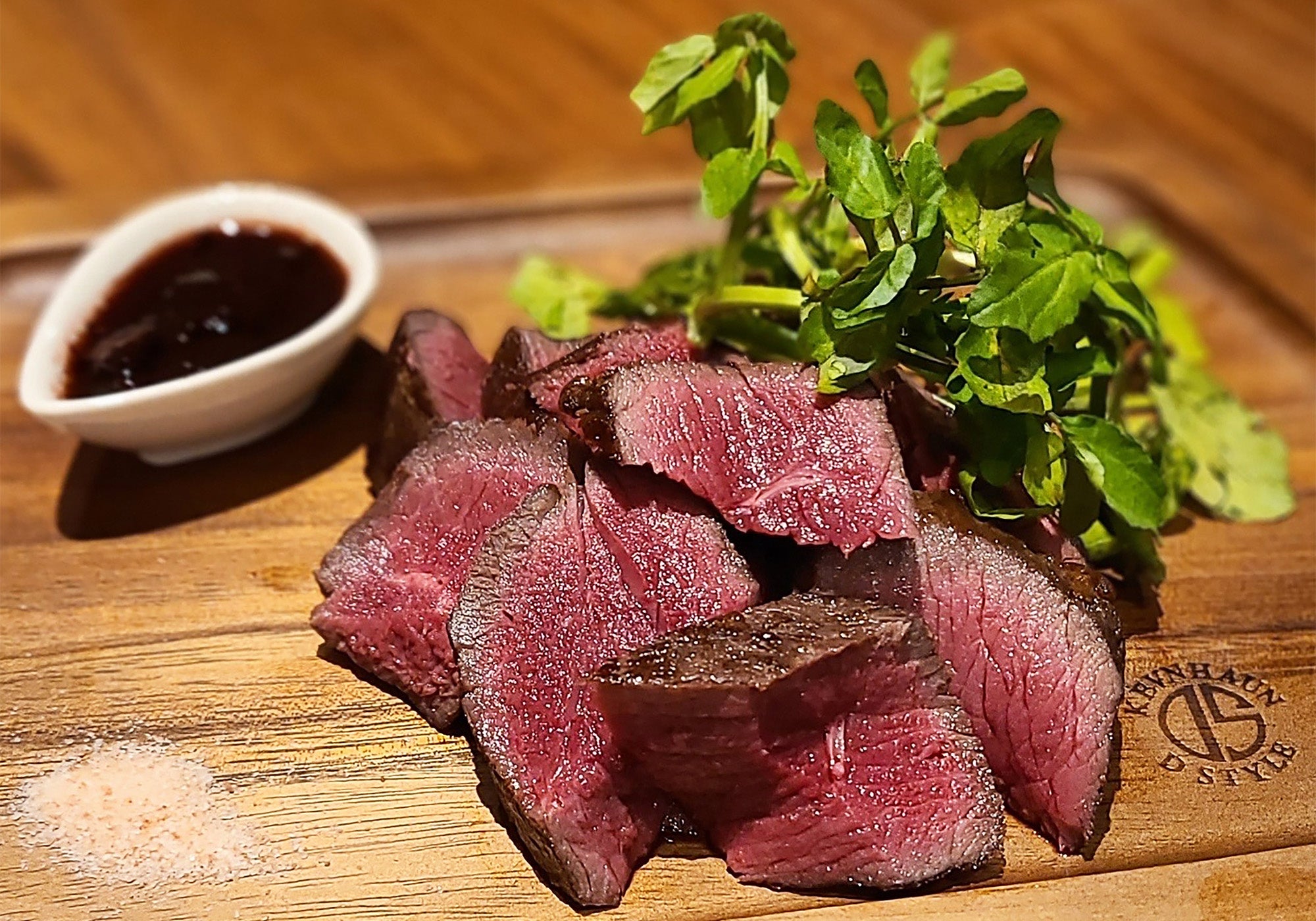 エゾシカのロースト　¥2,070 　厳選された新鮮なエゾシカを低温調理しロースト。ワイン色に仕上がった赤身肉はしっとりと柔らか。贅沢な味わいです。赤ワインとベリーの特製ソースと岩塩で。