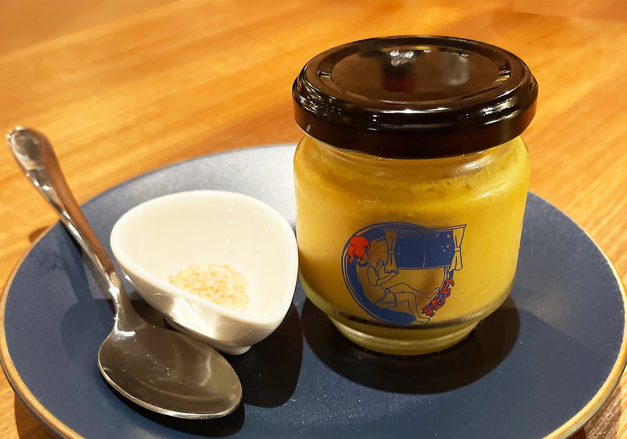 恋するぷりん　¥550 　シェフオリジナルのなめらかな食感のプリン。塩を添えると甘さが引き締まり絶品に！#想いがとろけるチョコ はバルデペロとともにデビューしました。