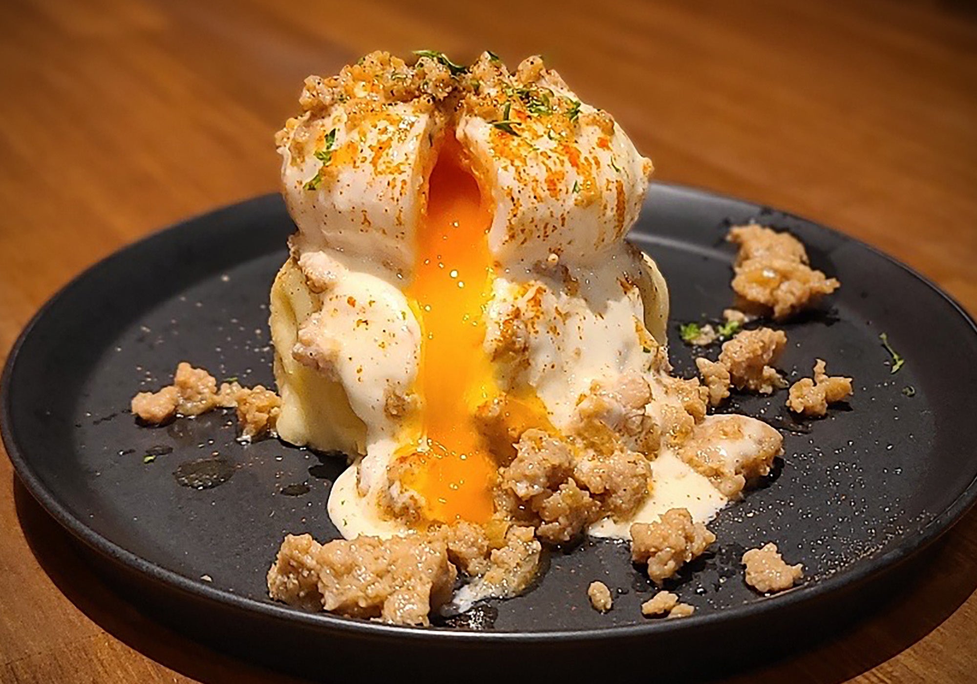 半熟卵と自家製そぼろのポテトサラダ　¥880 　当社自慢のポテトサラダに、半熟卵とたっぷりのマヨ風ソースに自家製とりそぼろのアクセント。濃厚でクリーミーな味わいの新感覚のポテトサラダ。