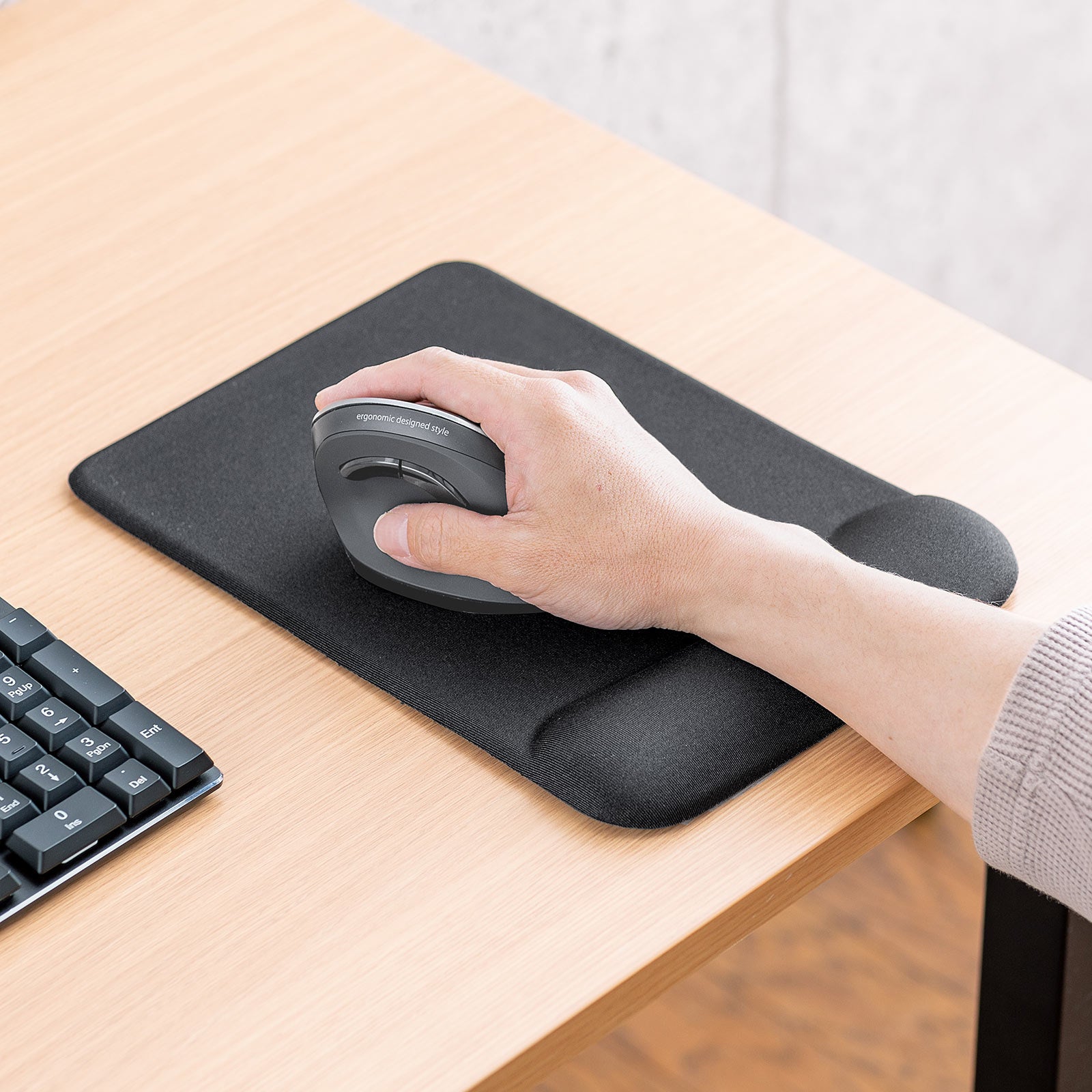 パソコン作業の疲労を軽減するリストレスト付きの大型サイズマウス