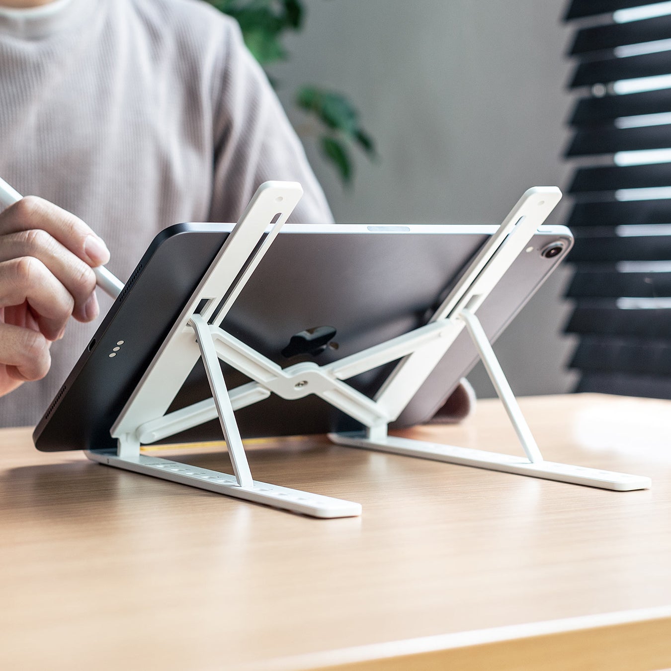タブレット作業を快適にする折りたたみスタンドを5月31日発売 サンワサプライ株式会社のプレスリリース タブレット作業を快適にする折りたたみスタンドを5月31日発売 サンワサプライ株式会社のプレスリリース