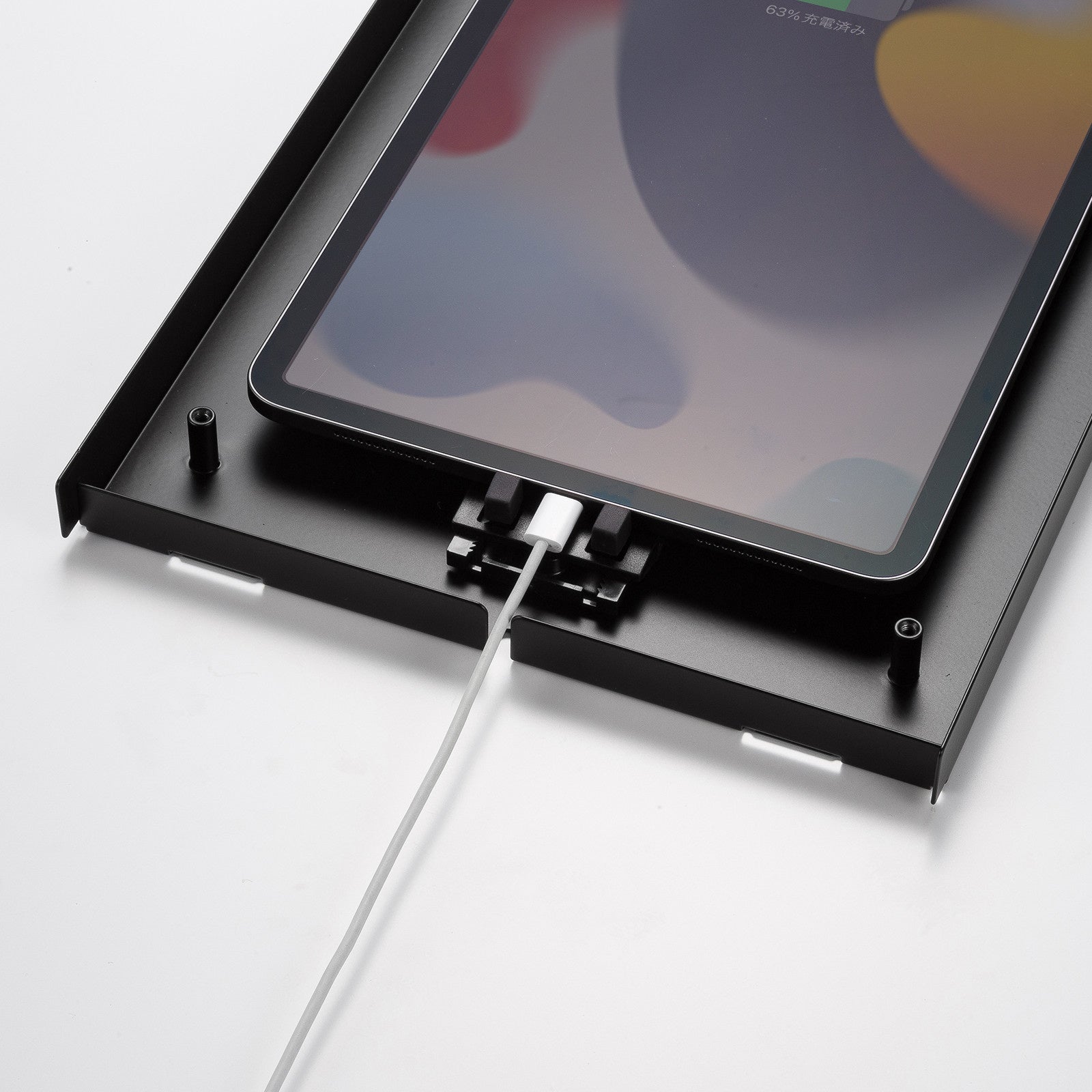 VESA取り付けができるスチール製のiPad用ケースとスタンド付き