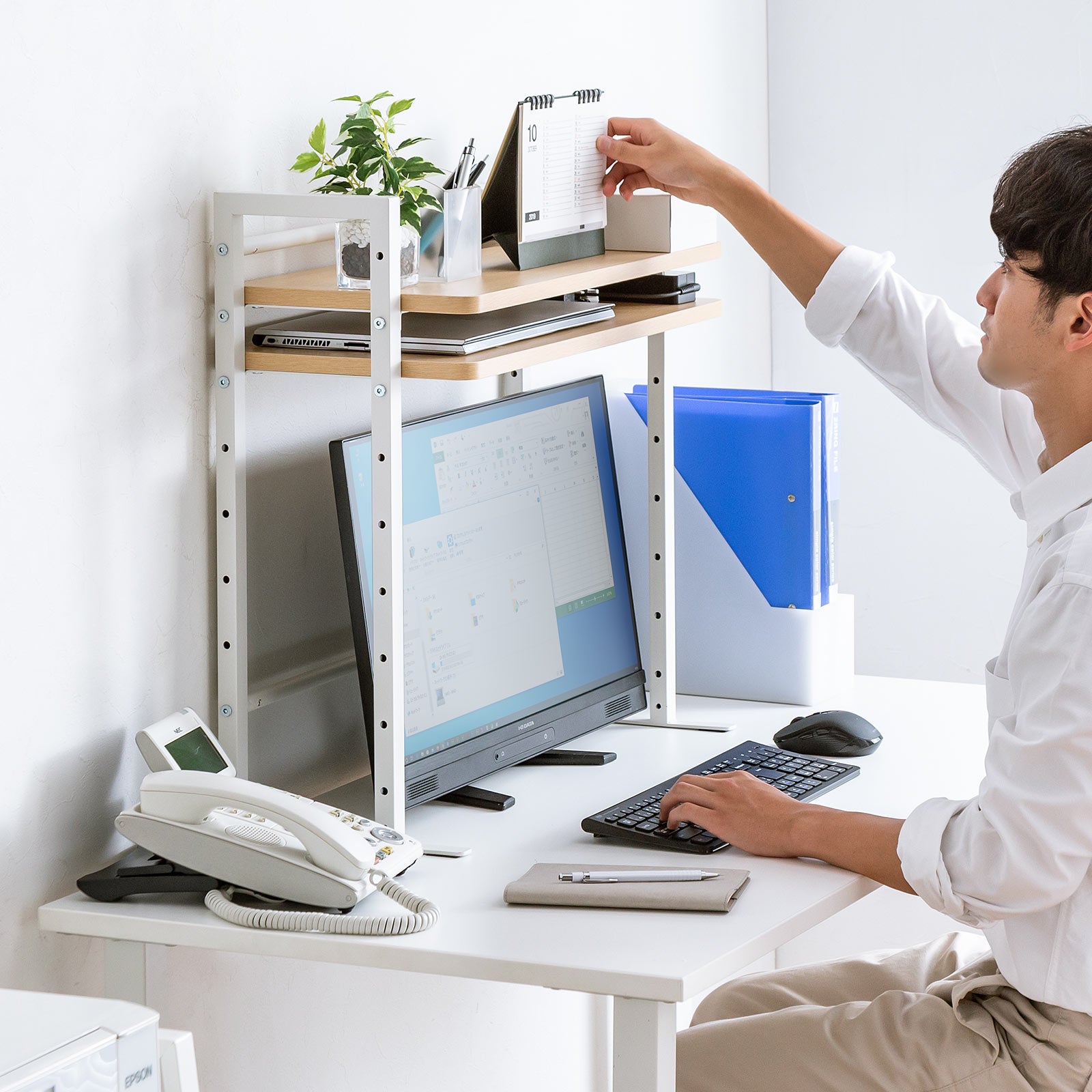 デスク上を整理できる、クランプ固定で2段式の机上台 ブラウンとライト