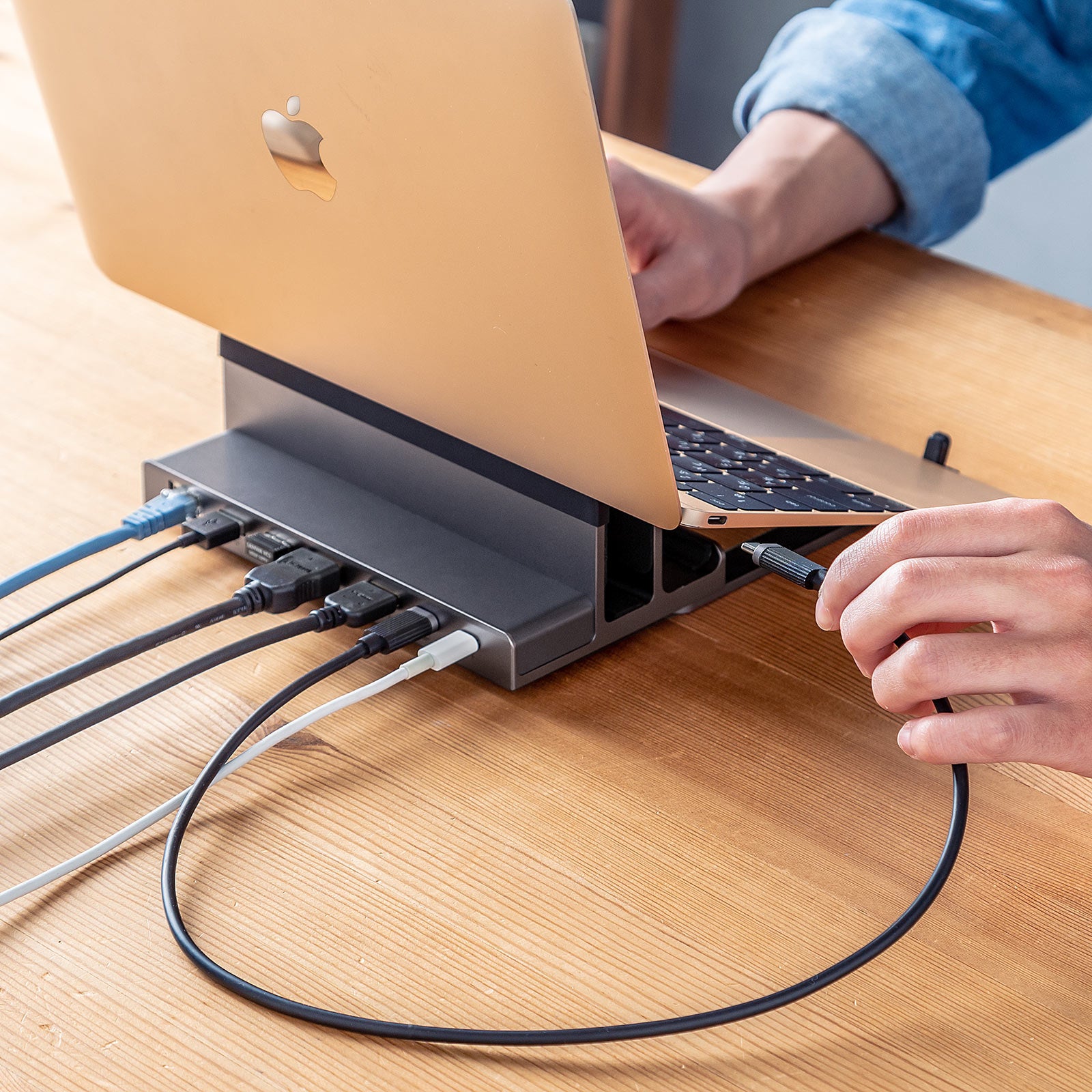ノートPCの作業が快適に！置いて拡張できる、スタンド一体型