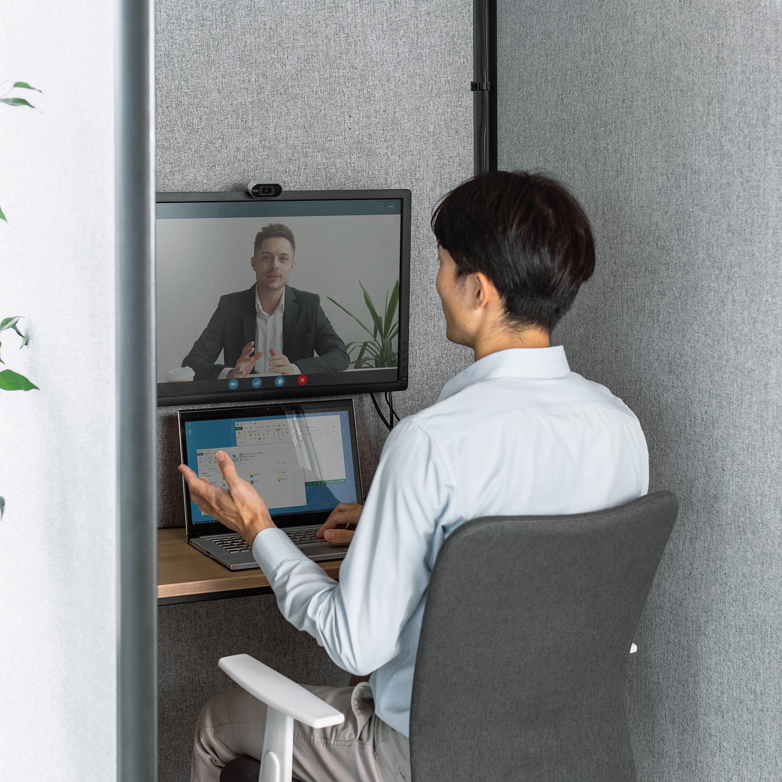 遮音・吸音効果でWEB会議・個人業務に集中できる扉付きワーク