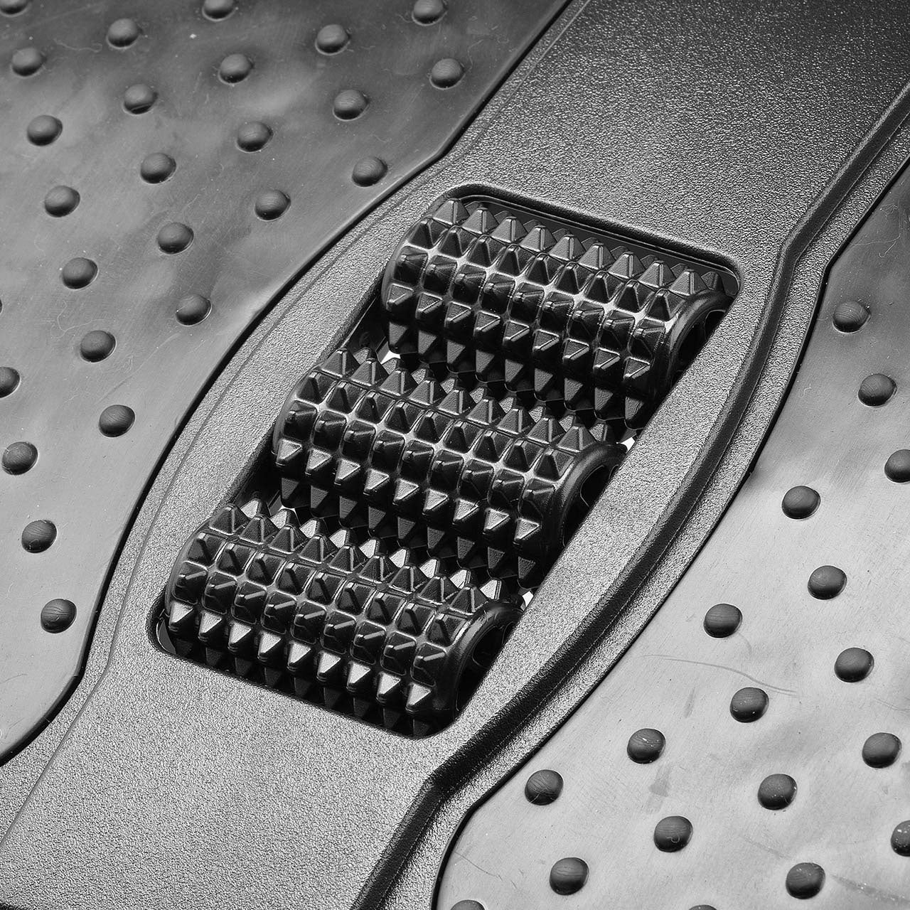 デスク下の足置きになり、オットマンと立ち作業時の足置きとして