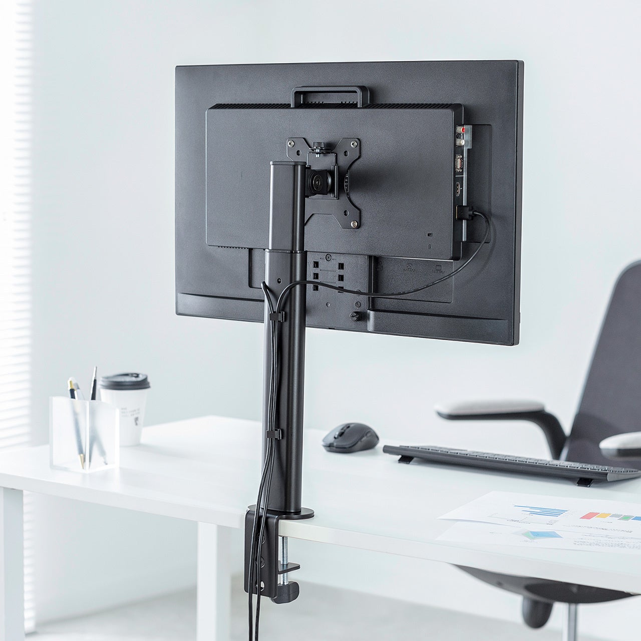 クランプ接続で小スペースで設置でき、最適な目線の高さに調整も