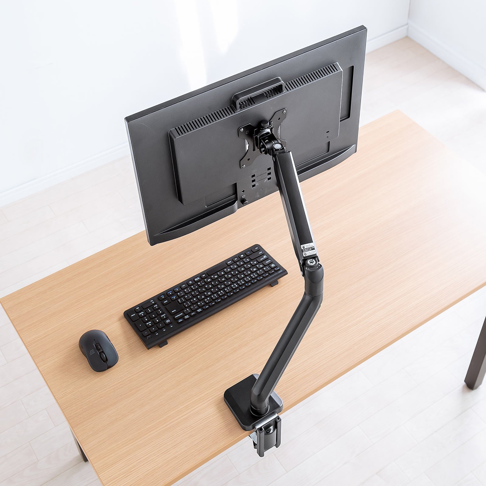 モニターの高さをスムーズに調整できるガスシリンダー内蔵、32インチ