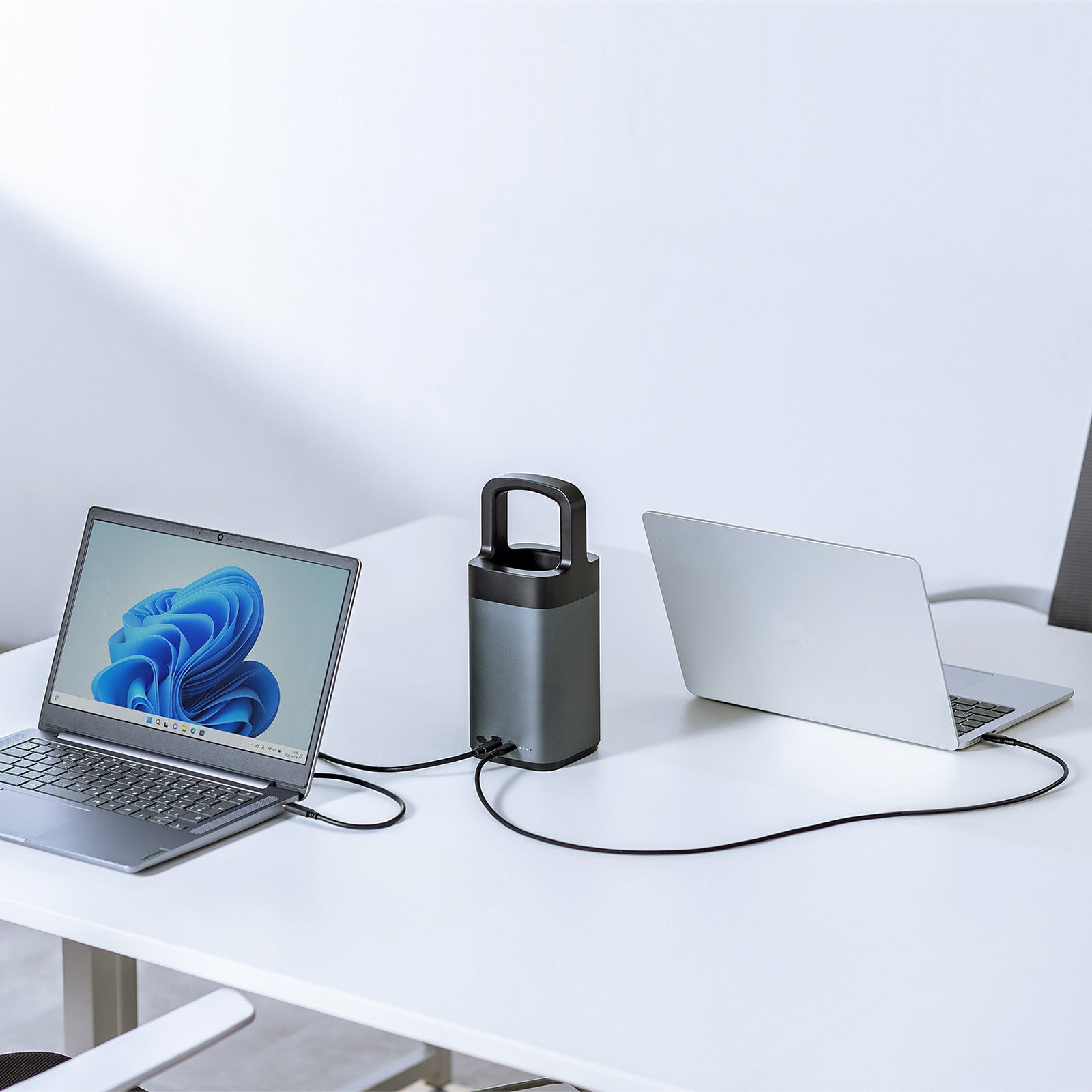 ①サンワサプライ USB PD対応 ハンドル一体型モバイルバッテリー 67000 持ち歩く電源がオフィスワークを変える！ハンドル一体型モバイル