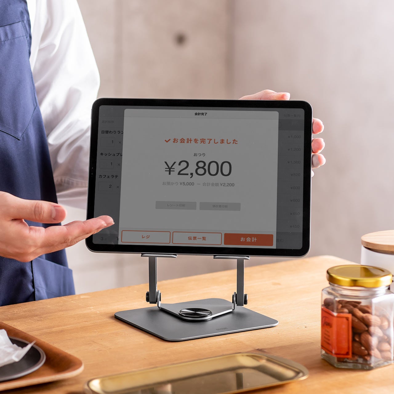 自由な角度で快適操作！アルミ製・折りたたみ式タブレット