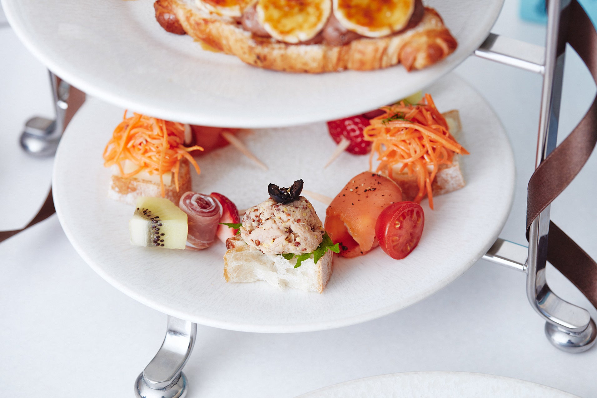 下段) カナッペ 2種、ピンチョス 2種