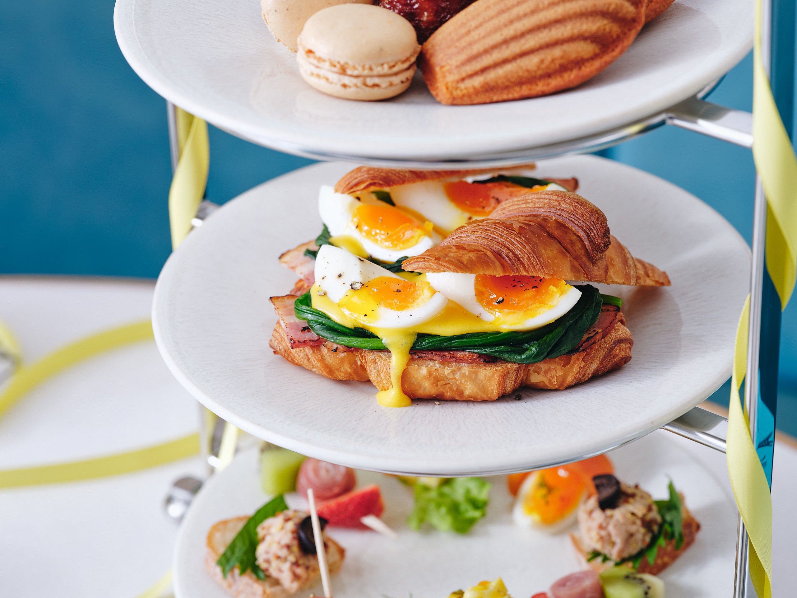 エッグベネディクト風 クロワッサンのオープンサンド