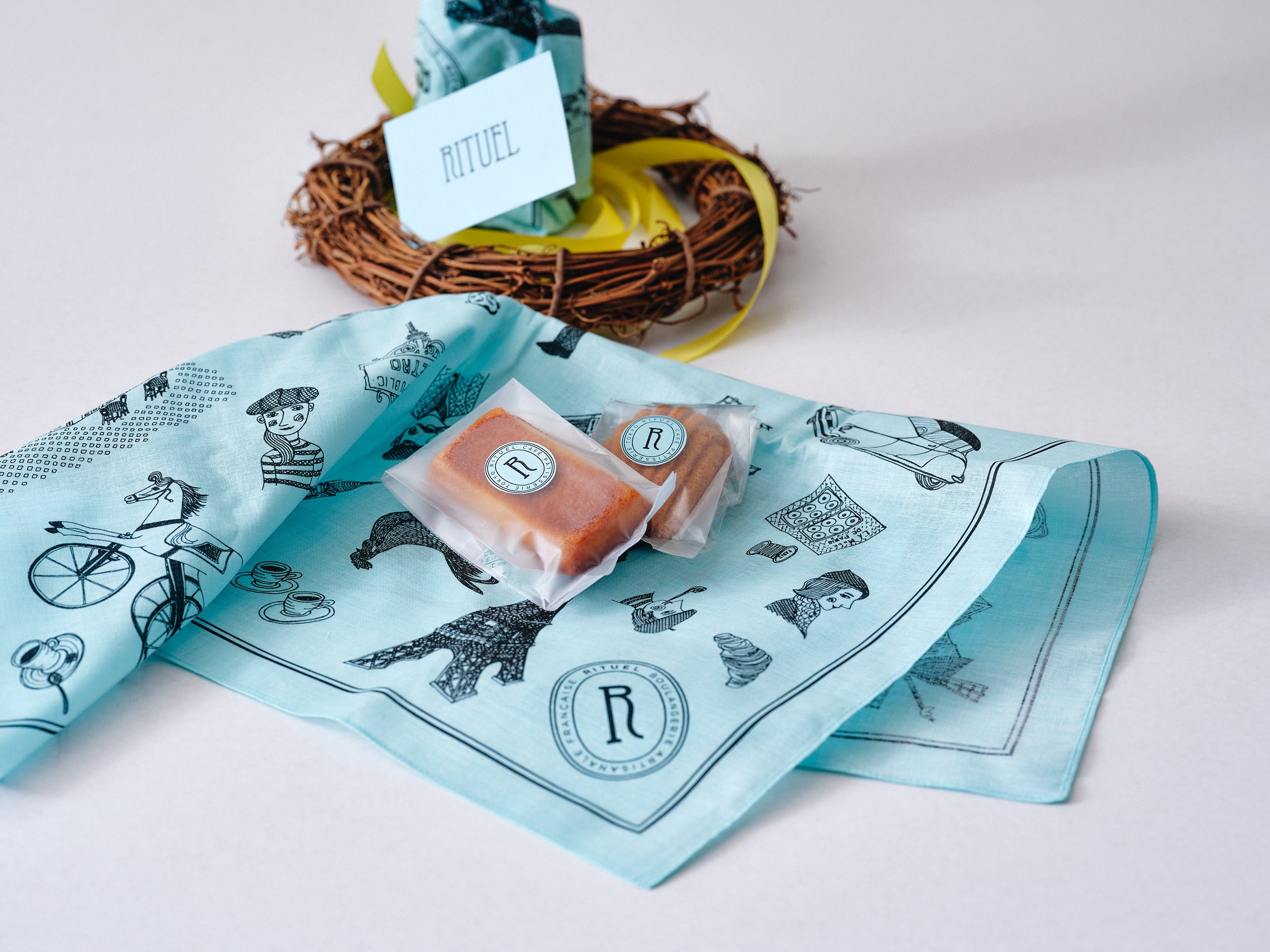 ＜イースターアフタヌーンティーセット限定＞ウサギ型バンダナ包みのスーベニア（中身イメージ）