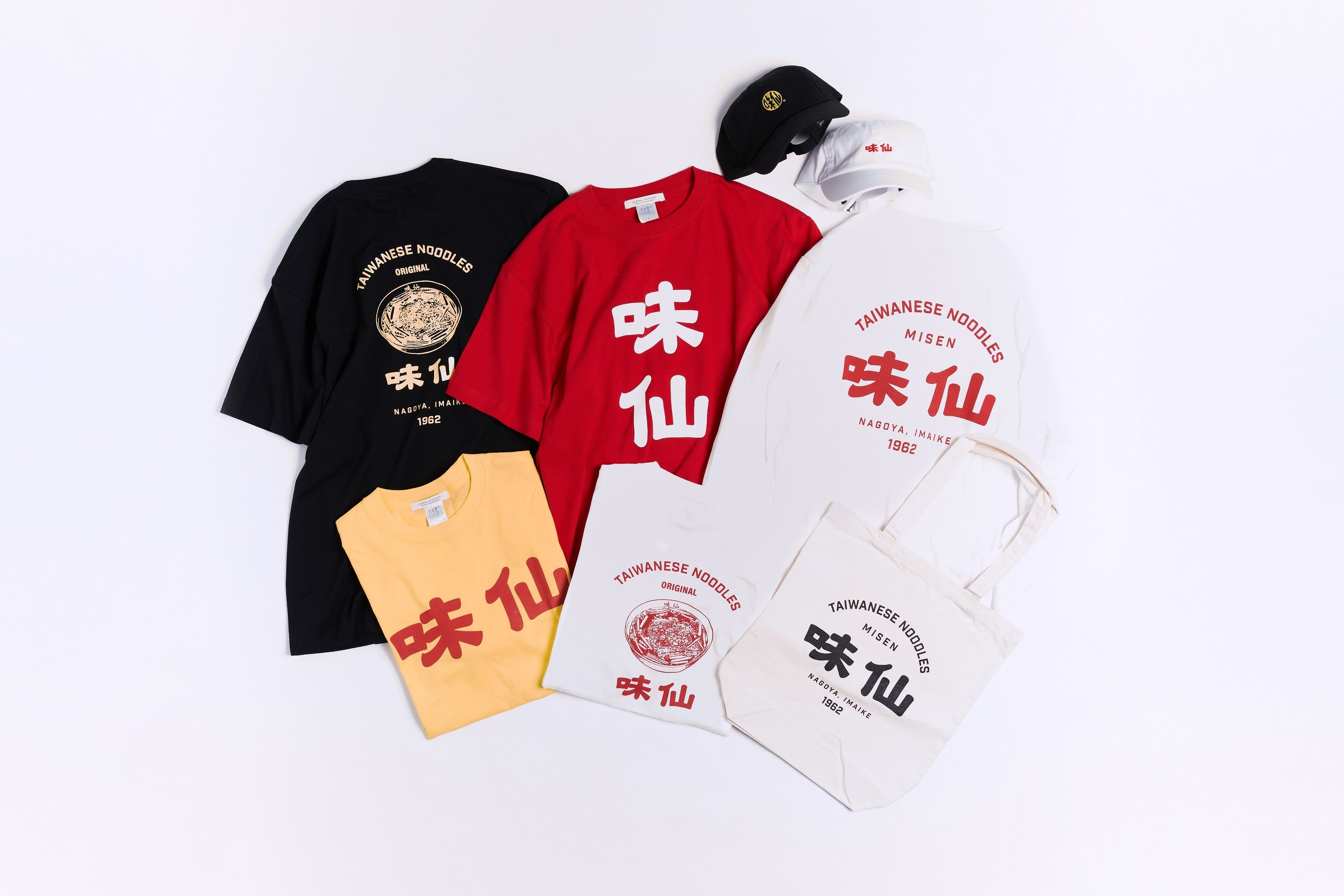 SS TEE 3,850円(税込)、LS TEE 4,950円(税込)、CAP 4,400円(税込)、TOTE BAG　2,640円(税込)