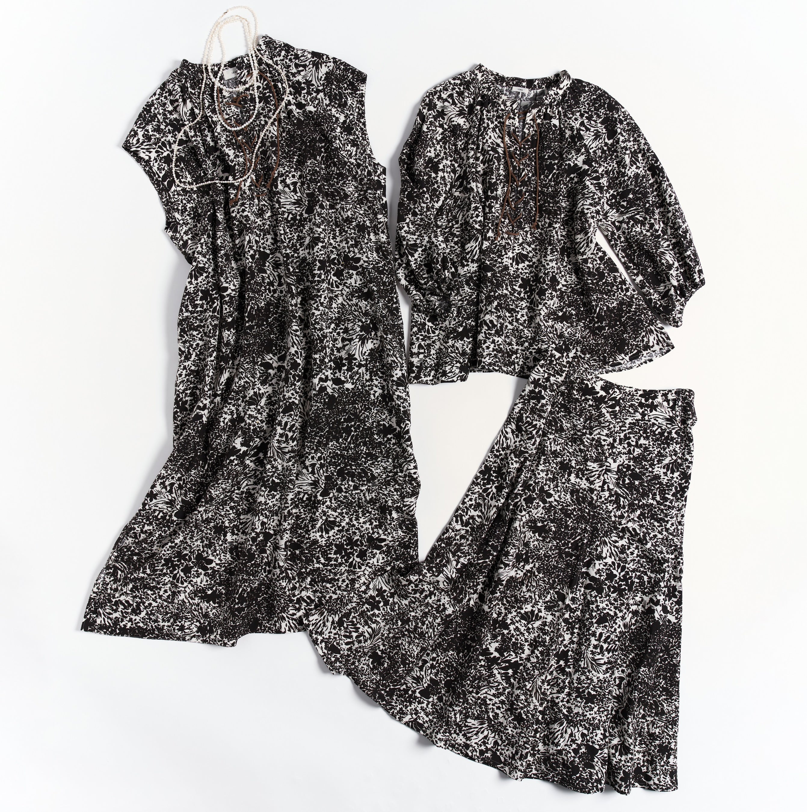 ワンピース ¥31,900(税込)、ブラウス ¥22,000(税込)、スカート ¥22,000(税込)