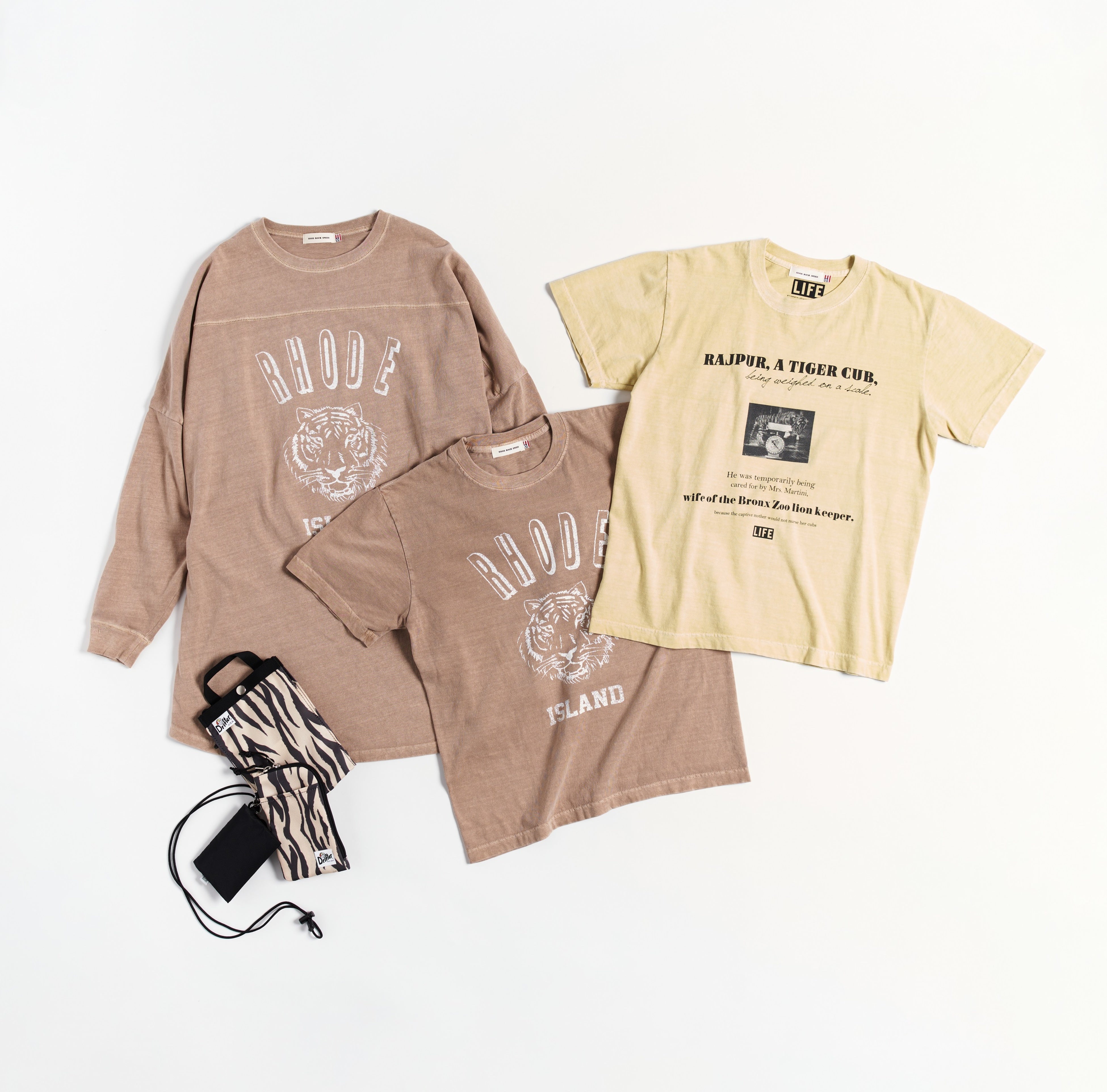 プリントTEE ¥4,950(税込)、プリントワイドTEE ¥8,250(税込)、Drifter EASY STRING POUCH ¥3,850(税込)、Drifter MINIMAL W POUCH ¥3,850(税込)