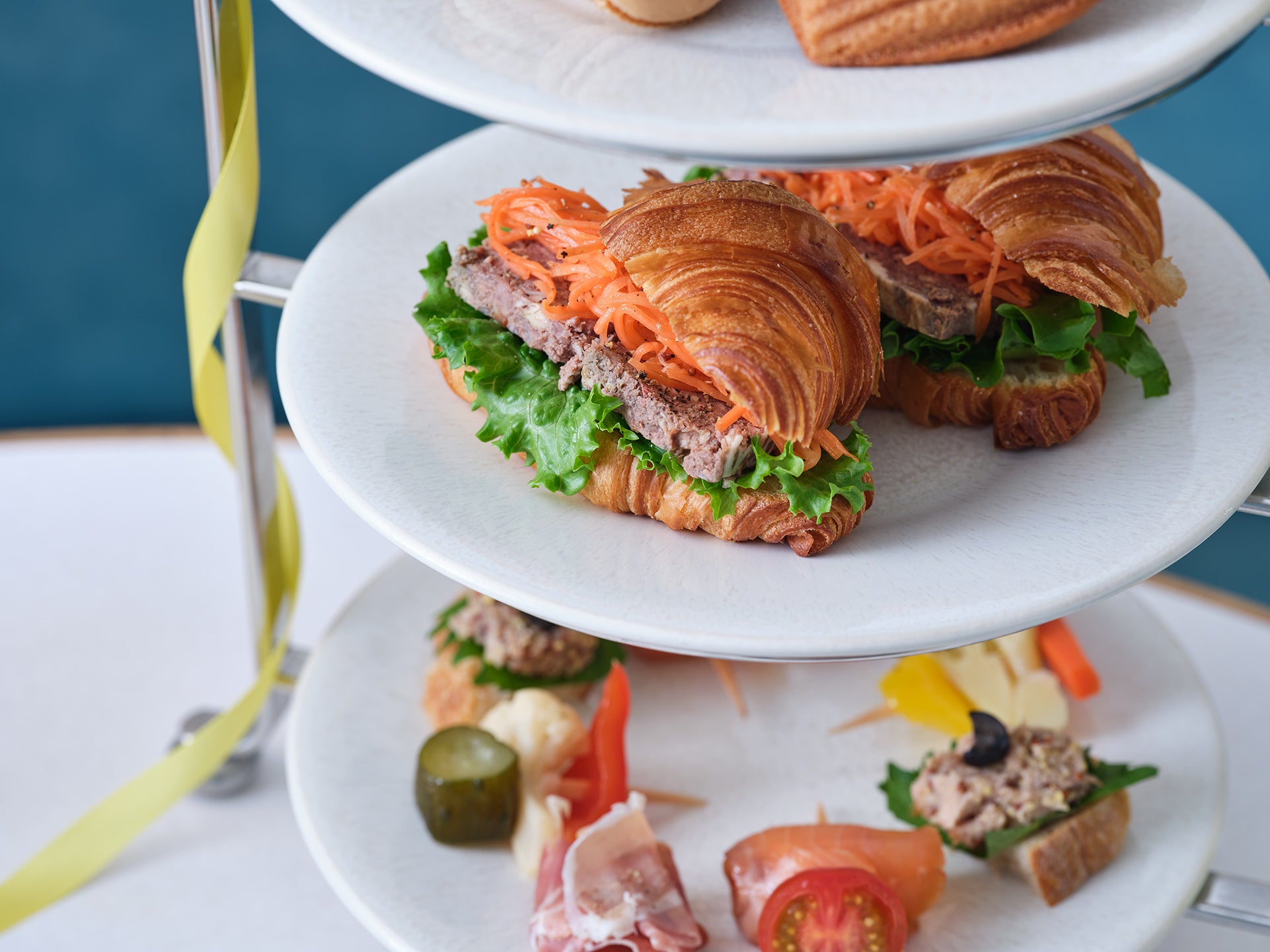 クロワッサンとパテドカンパーニュのサンドイッチ