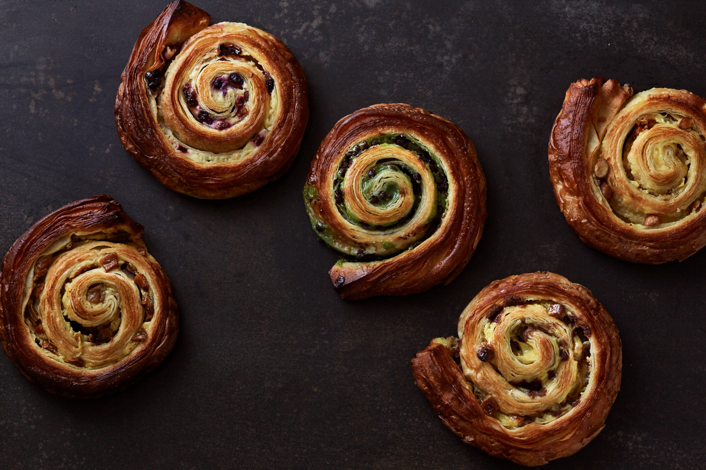 ブーランジェリーのシグネチャー「エスカルゴ ショコラ ピスターシュ」