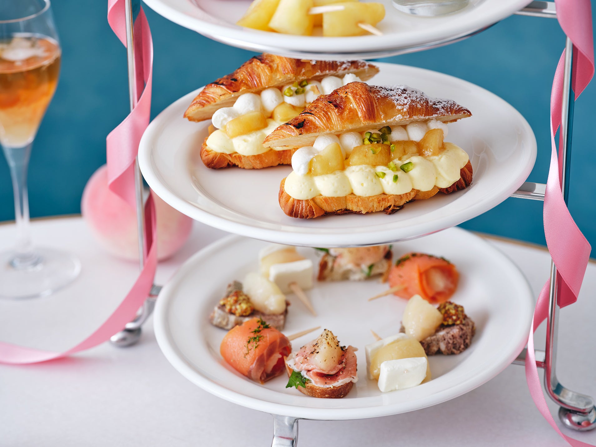 桃のブリュレクロワッサンシュー