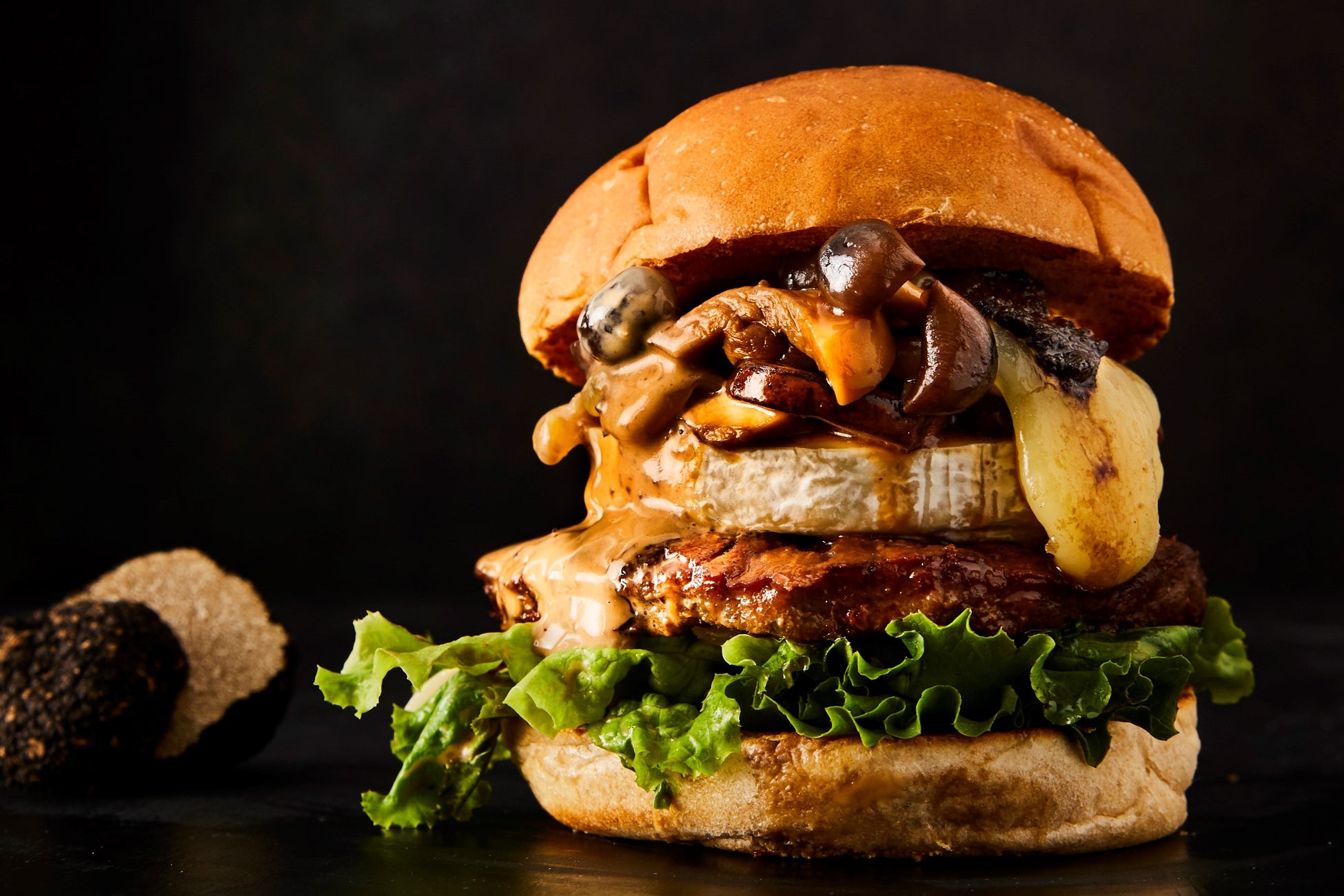 アメリカンハンバーガーショップ J S Burgers Cafe で秋の味覚 世界三大キノコ トリュフ の旨味を贅沢に堪能 黒トリュフ薫るプレミアムチーズバーガー を9月28日 水 より期間限定発売 株式会社ベイクルーズのプレスリリース アメリカンハンバーガーショップ J S Burgers Cafe で秋の味覚 世界三大キノコ トリュフ の旨味を贅沢に堪能 黒トリュフ薫るプレミアムチーズバーガー を9月28日 水 より期間限定発売 株式会社ベイクルーズのプレスリリース