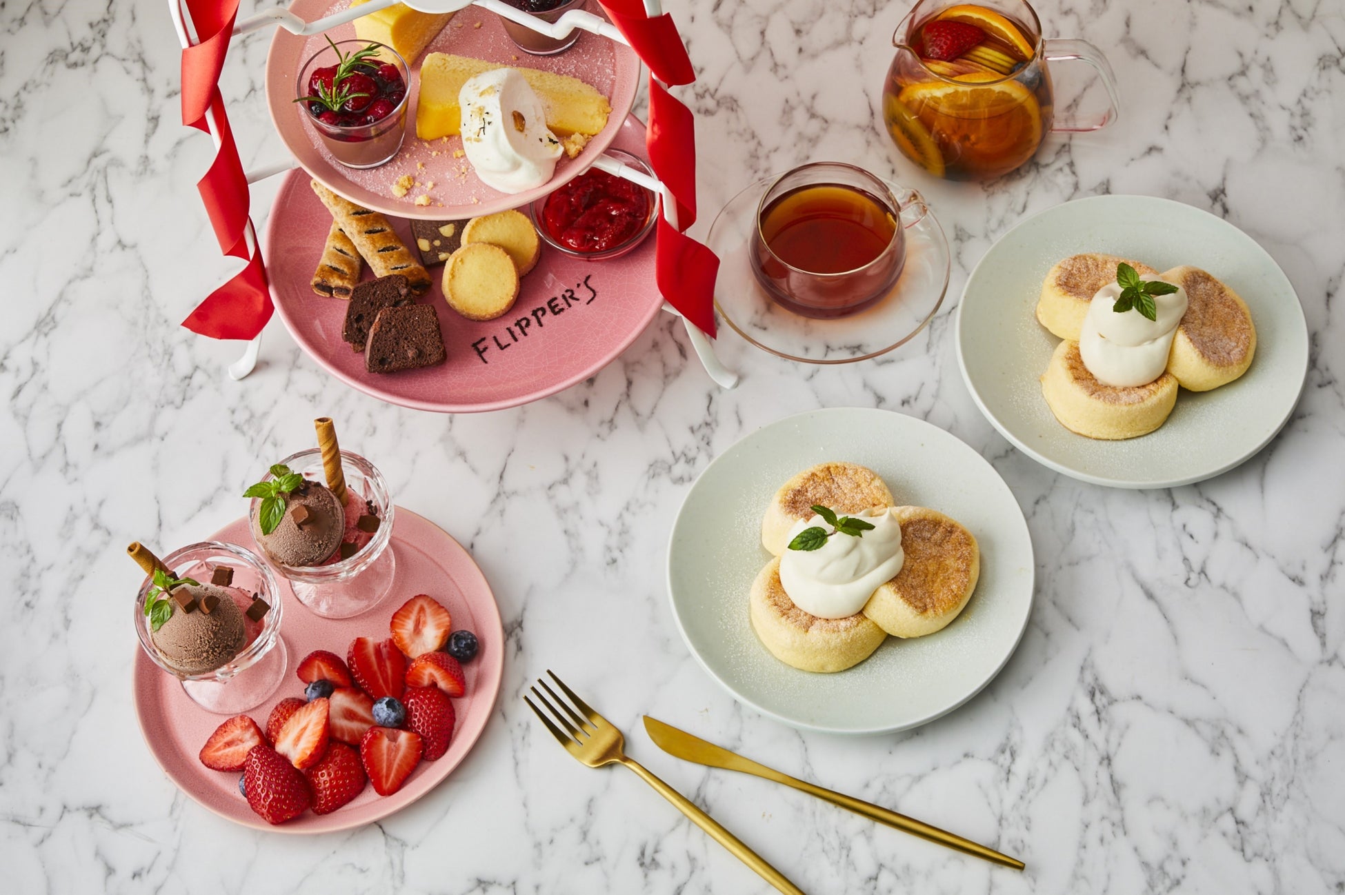 ブランチカフェ「FLIPPER’S」は11月1日、「季節のアフターヌーンティーセット~ベリーチョコレート~」と「奇跡のスフレパンケーキプリン WINTER」を期間限定で展開する。