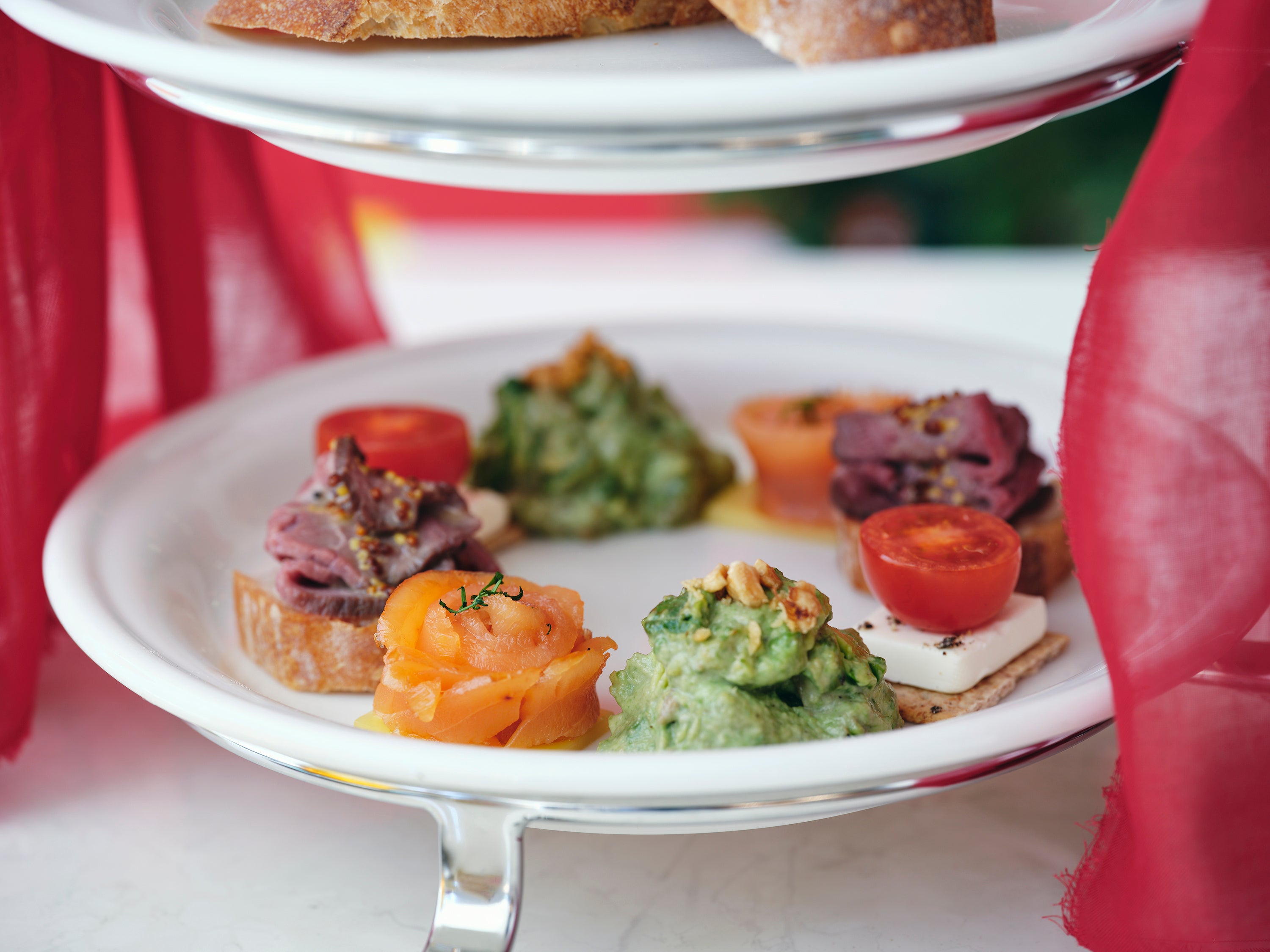 下段）海老とアボカドのサラダ、スモークサーモン、ローストビーフのカナッペ、ミニトマトとクリームチーズのカナッペ