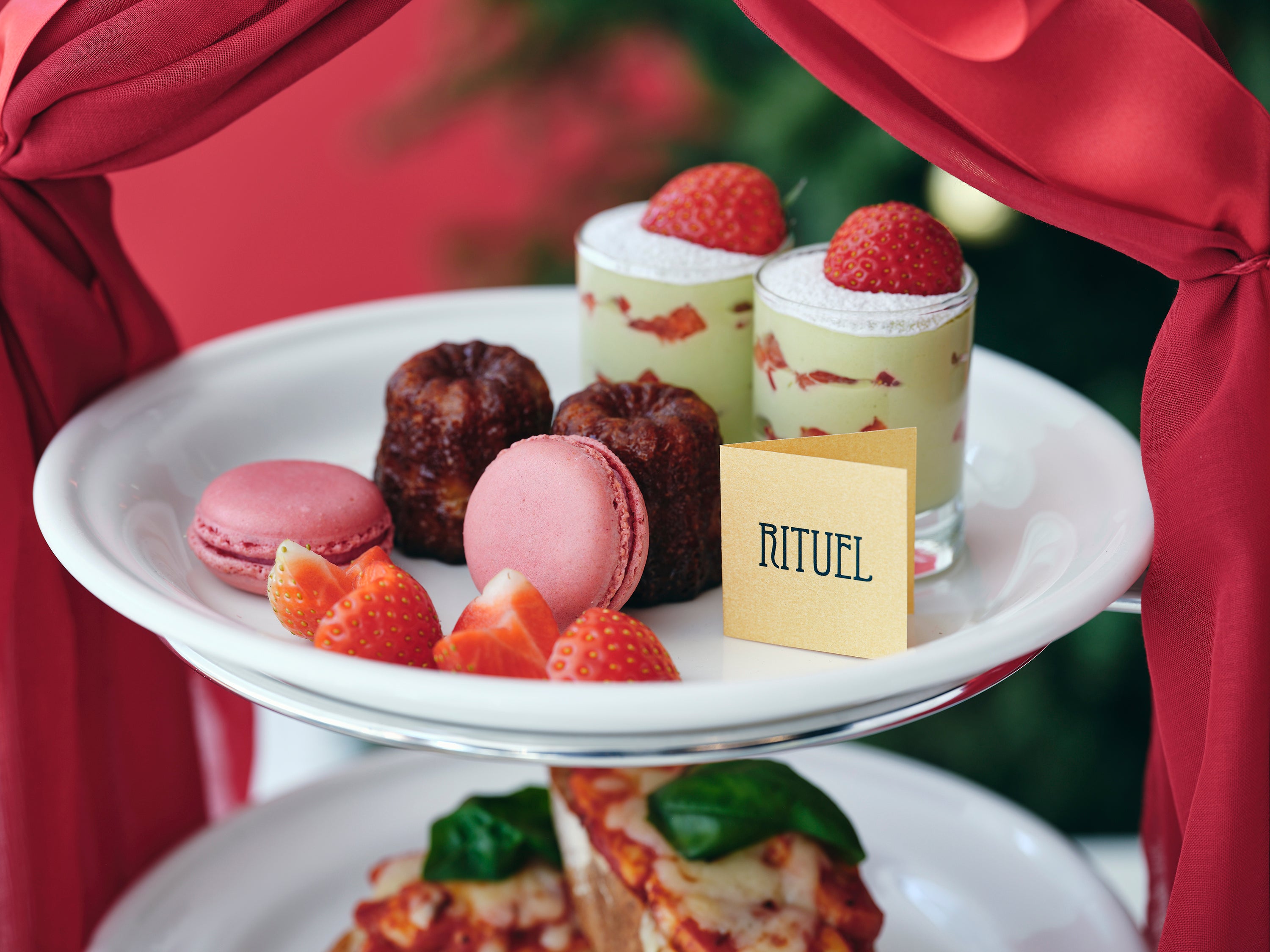 上段）マカロン、カヌレ、クレームピスターシュ（グラス入り）