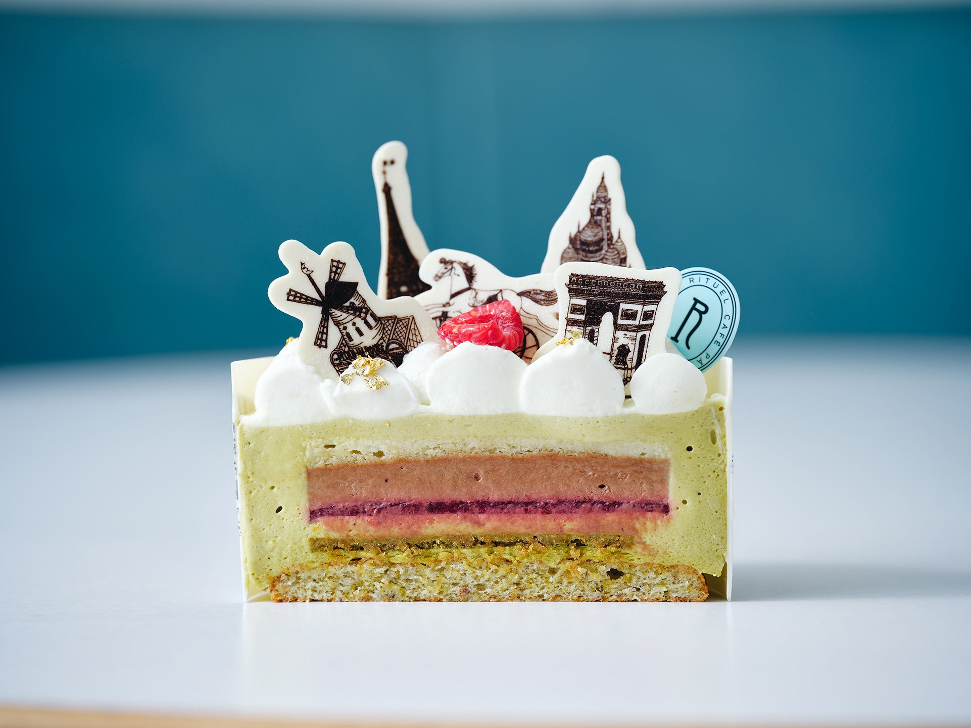 ＜フレーバーの構成＞ ダックワーズピスタチオ、フィヤンティーヌピスタチオ、フランボワーズソース、クレームショコラオレ、ビスキュイジョコンド、ムースピスタチオ、チョコレートプレート、ガナッシュクリーム、雪の結晶型チョコレートプレート