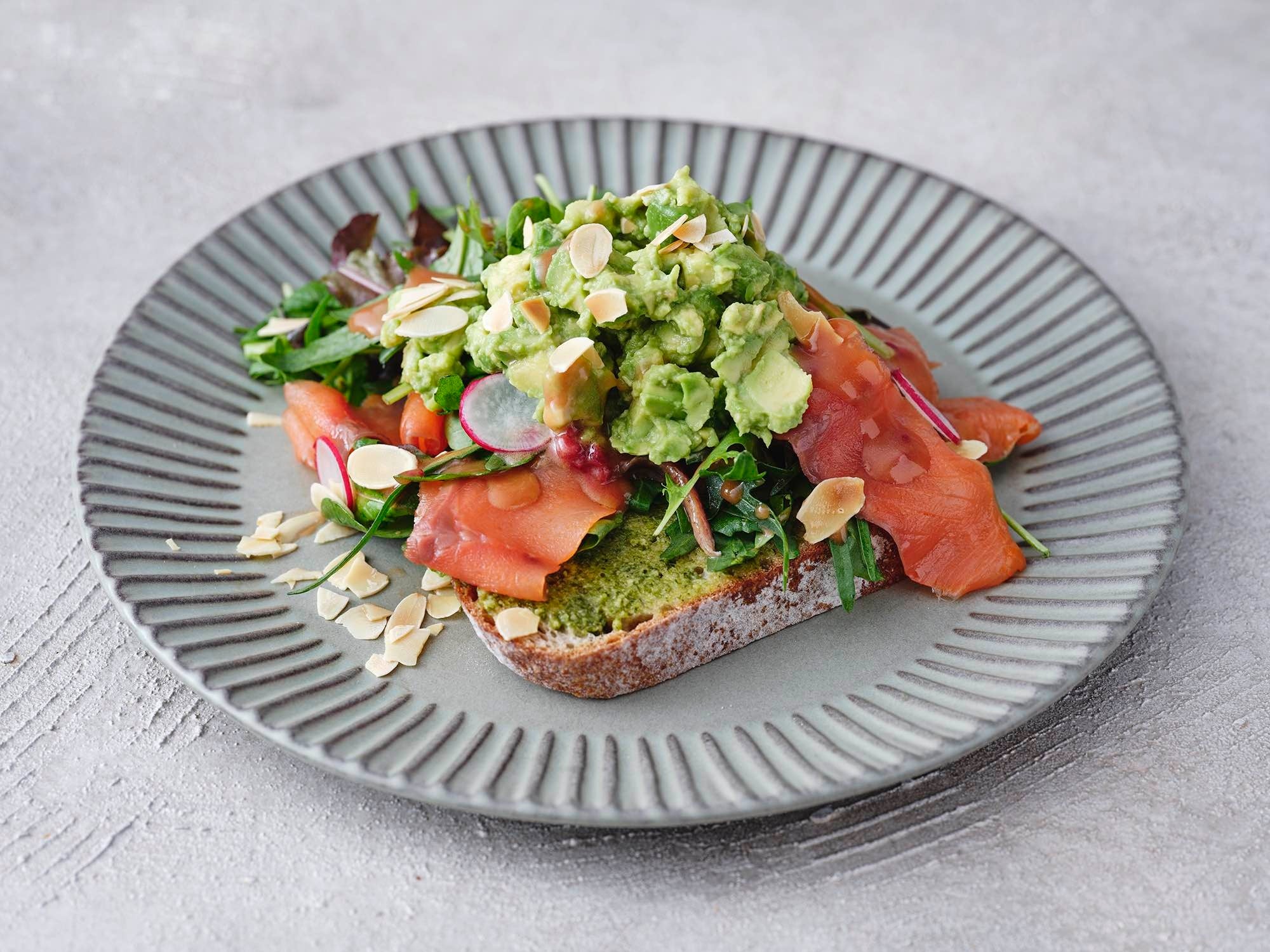 スモークサーモンとアボカド、 フレッシュハーブのスモーブロー　　¥1,892