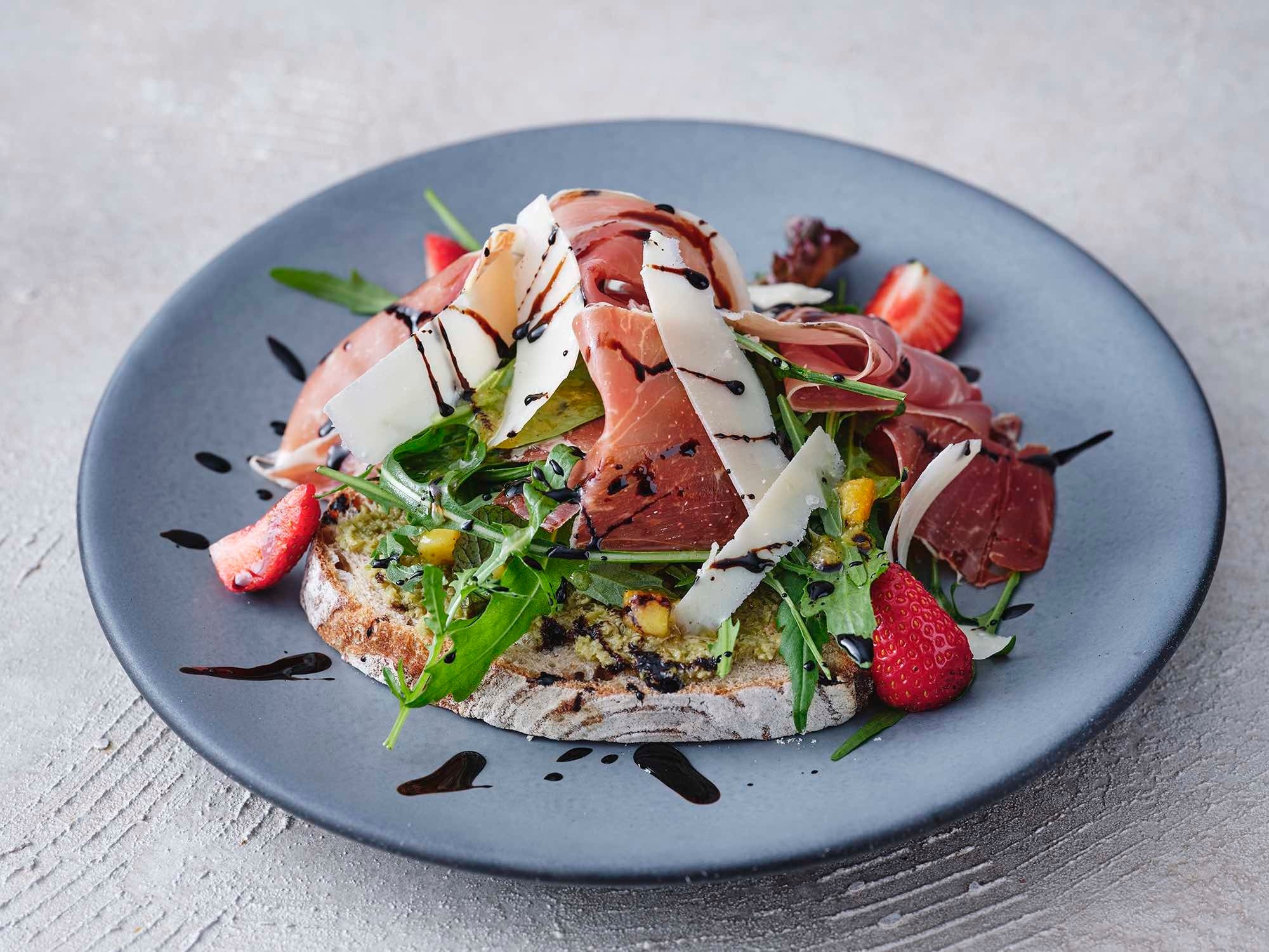 ハモンセラーノとルッコラのタリアータ風スモーブロー　¥1,848