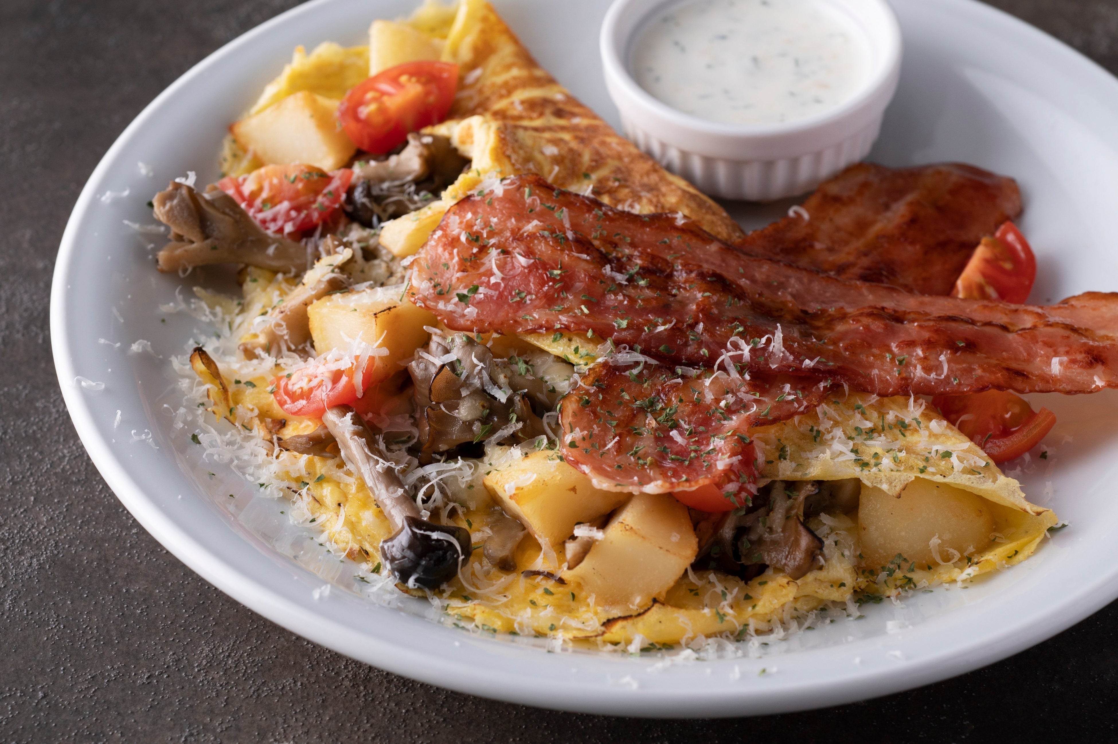 キノコポテト＆クリスピーベーコンデンバーオムレツ