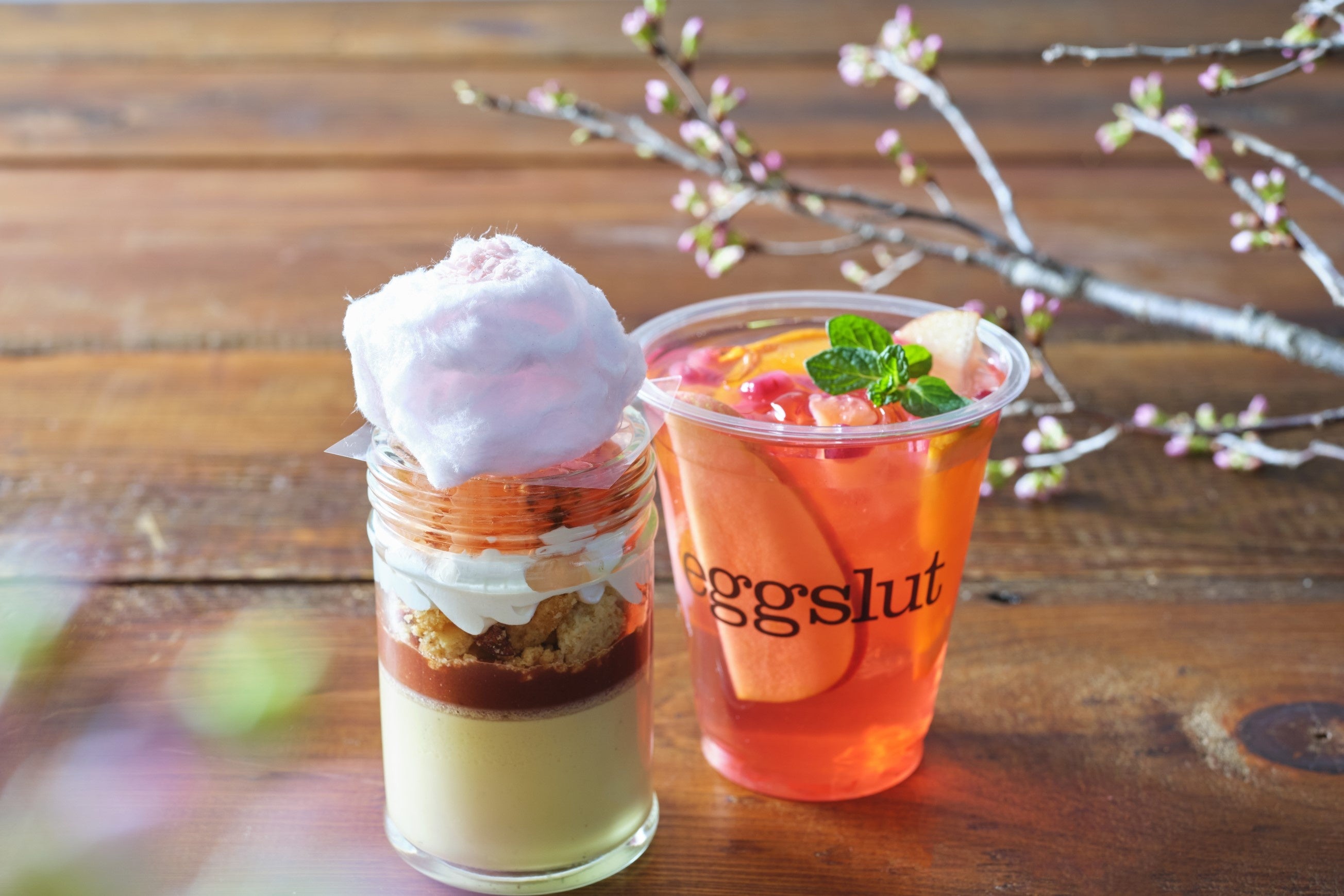 左：桜プディング　右：フルーツ＆シナモンハーブティー