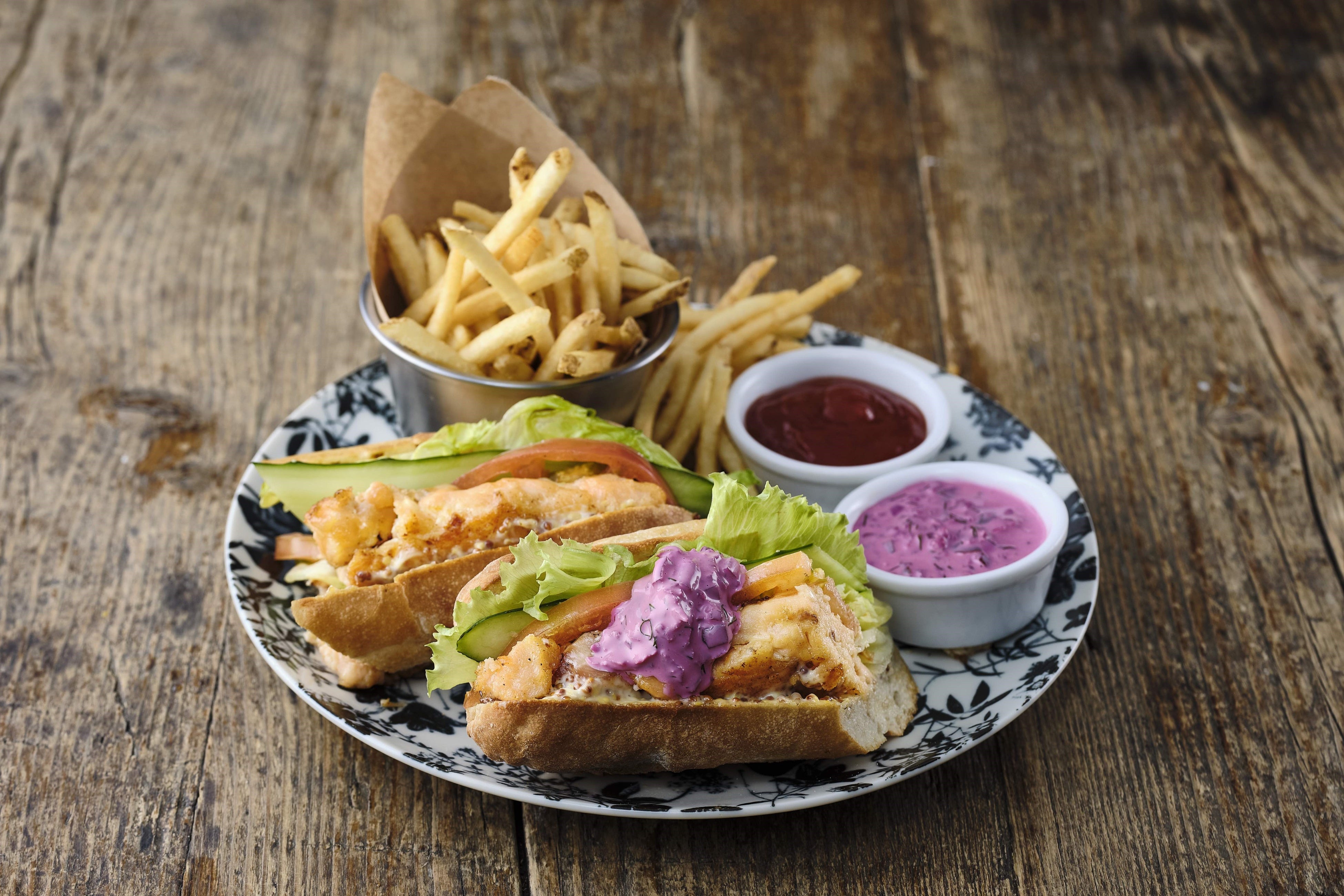 サーモンステーキサンド　w/ビーツタルタル