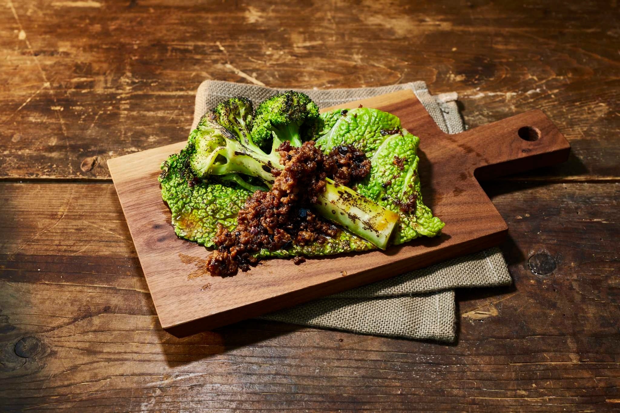 サボイキャベツとブロッコリーのグリル-トウチラー油ミートソース-