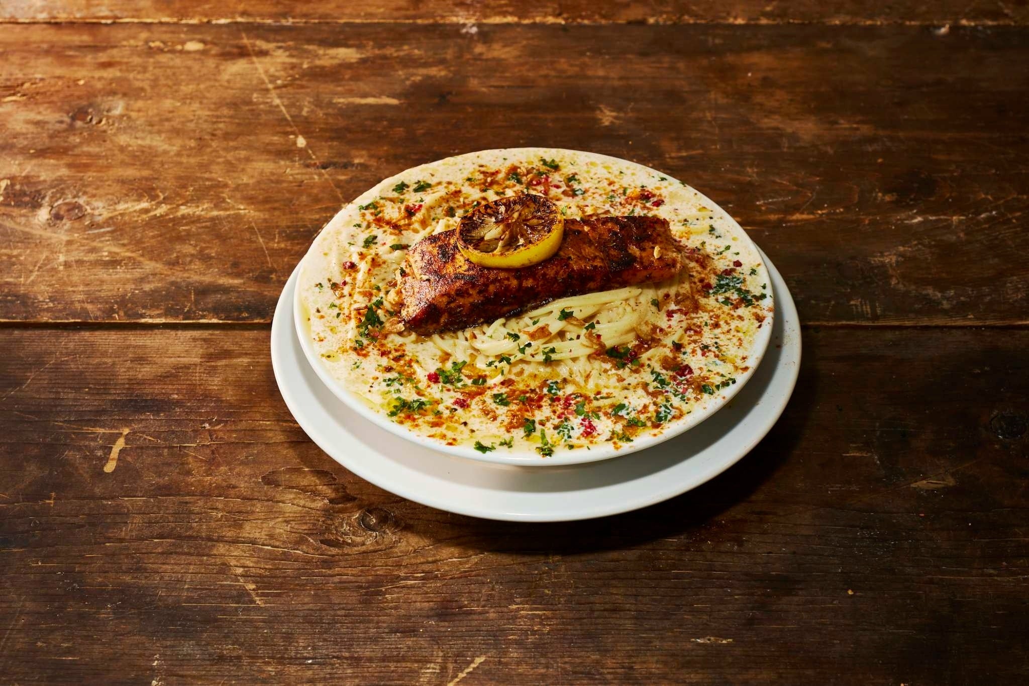 グリルブラッケンドサーモンと8種のスパイスケイジャンクリーム