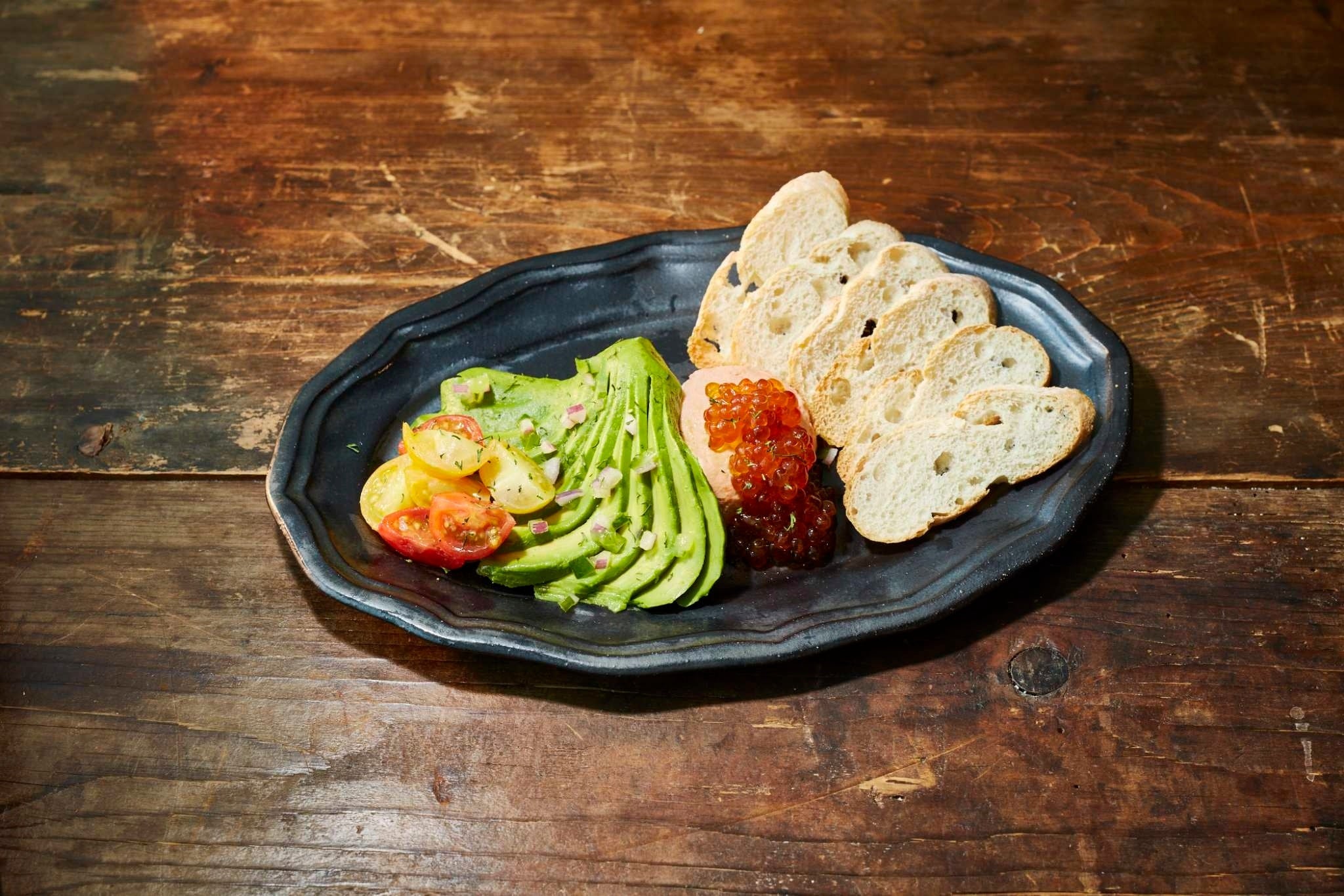 サーモンムースのいくらかけトマトマリネ　アボカド添え‐メルバトースト付き‐