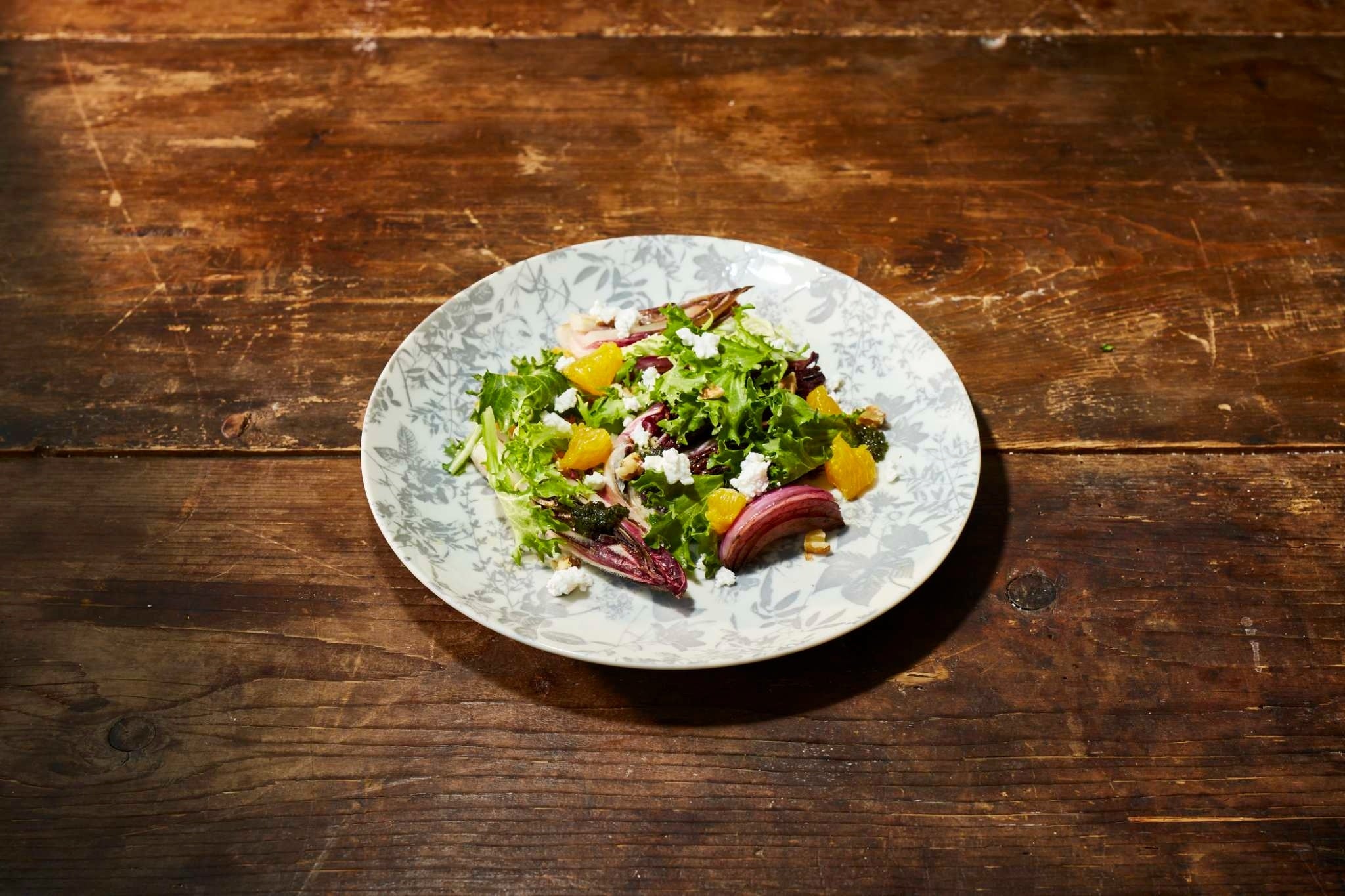 アンディーブ、レッドオニオンとトレビスのグリル　ベーコンチミチュリソース