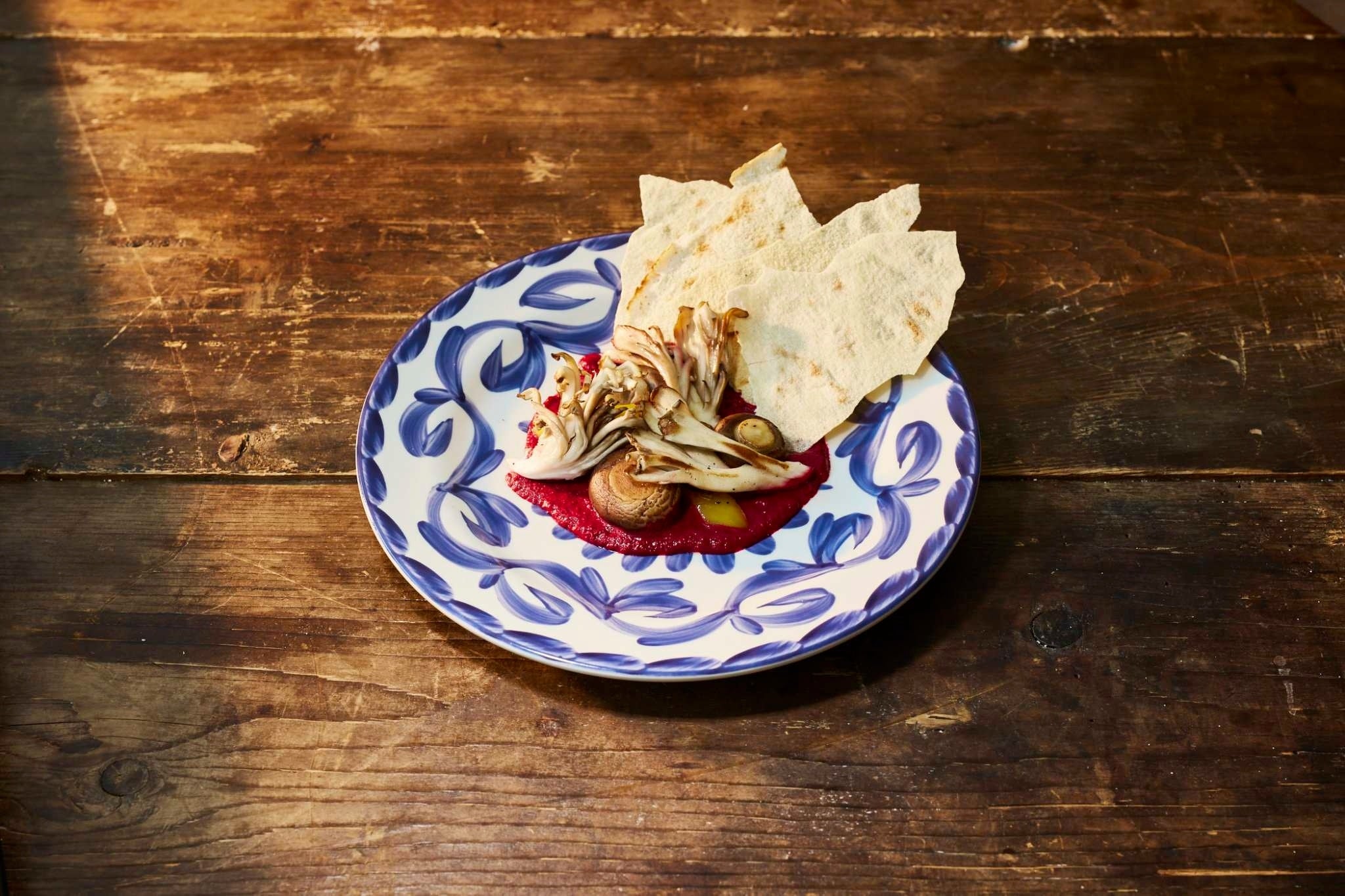 ビーツフムスとアソーテッドマッシュルーム-カラザウ添え-