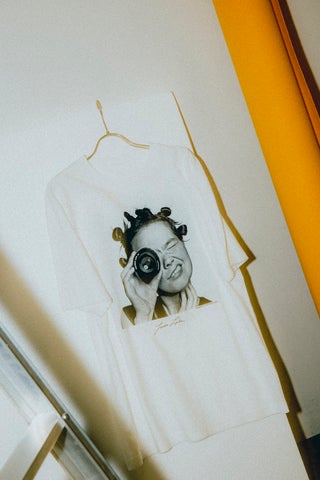 Jann LipkaによるBjörkの歴史的ポートレートがTシャツとしてリリースされる!写真展も開催中 Jann LipkaによるBjörkの歴史的ポートレートがTシャツとしてリリースされる!写真展も開催中