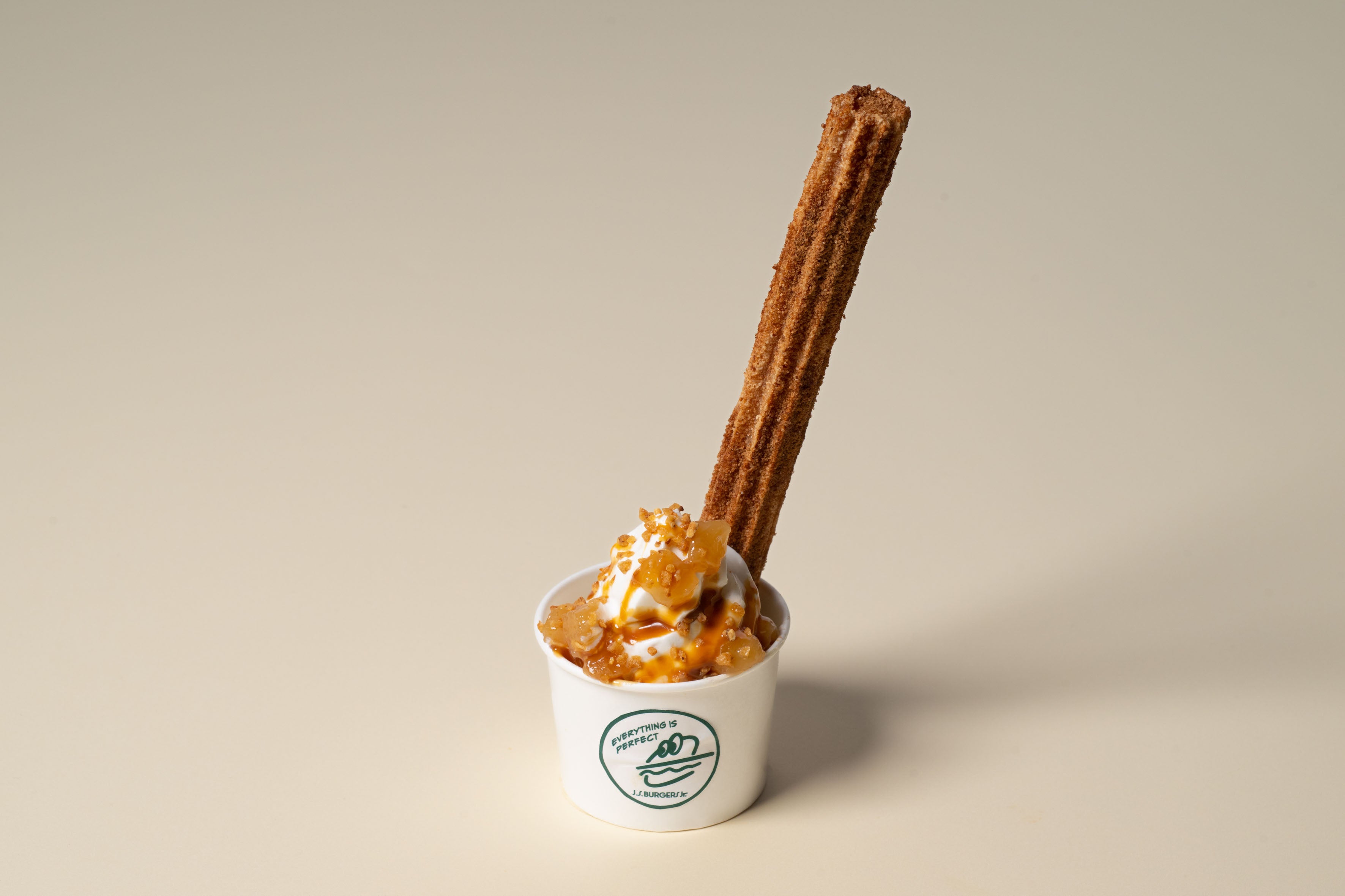 チュロス＆ソフトクリーム(キャラメルアップルナッツ)