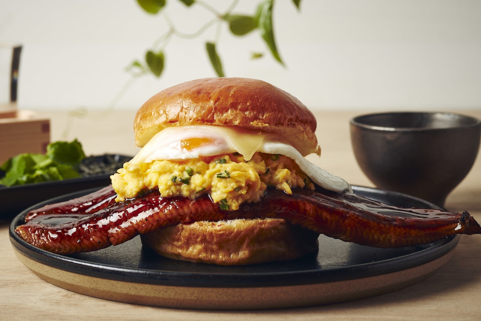 LA発、卵料理専⾨店「eggslut」土用の丑の日に味わう「UNATAMAエッグサンド」が期間限定で登場!八幡屋礒五郎とのコラボ七味缶も数量限定発売