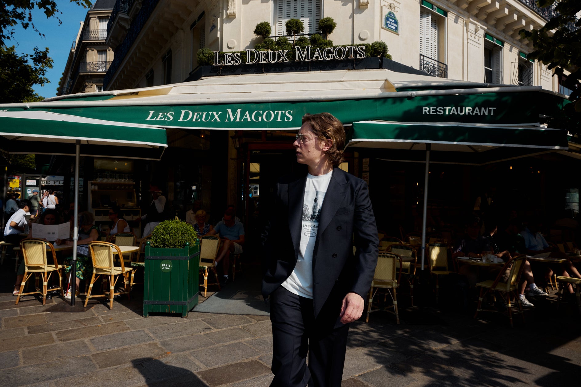 【LES DEUX MAGOTS × ÉDIFICE】パリを代表する老舗カフェ「LES DEUX MAGOTS」とEDIFICEによるスペシャルコレクションがローンチ。