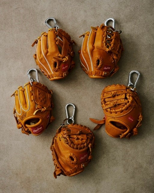 THE STAND/JOURNAL STANDARD relumeより「Rawlings®」の名品グラブを手のひらサイズに。話題のミニチュアキーホルダーが登場