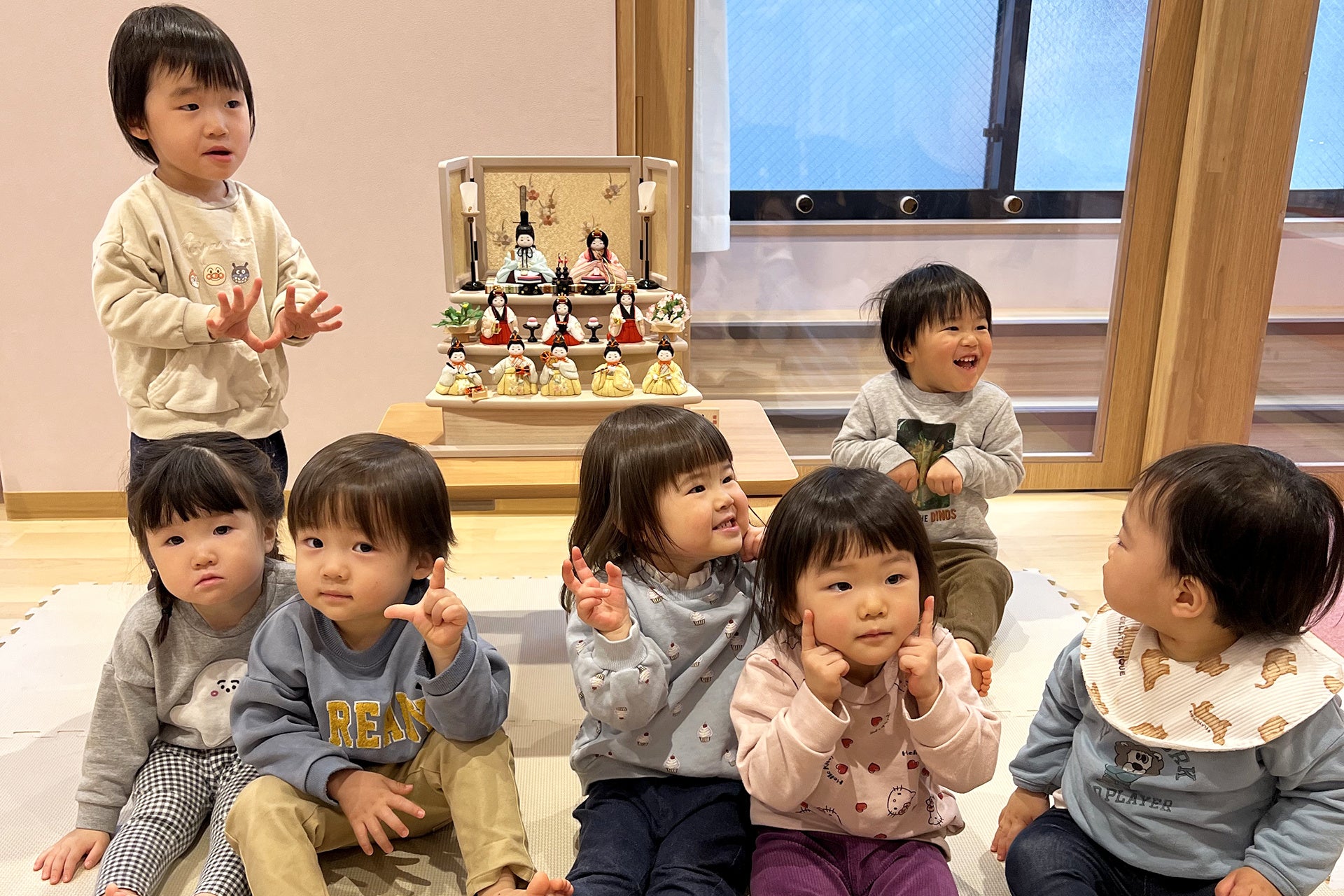 「さくらさくみらい つくだ大通り」保育園の園児と雛人形 ※保護者の方々の許可を得て掲載