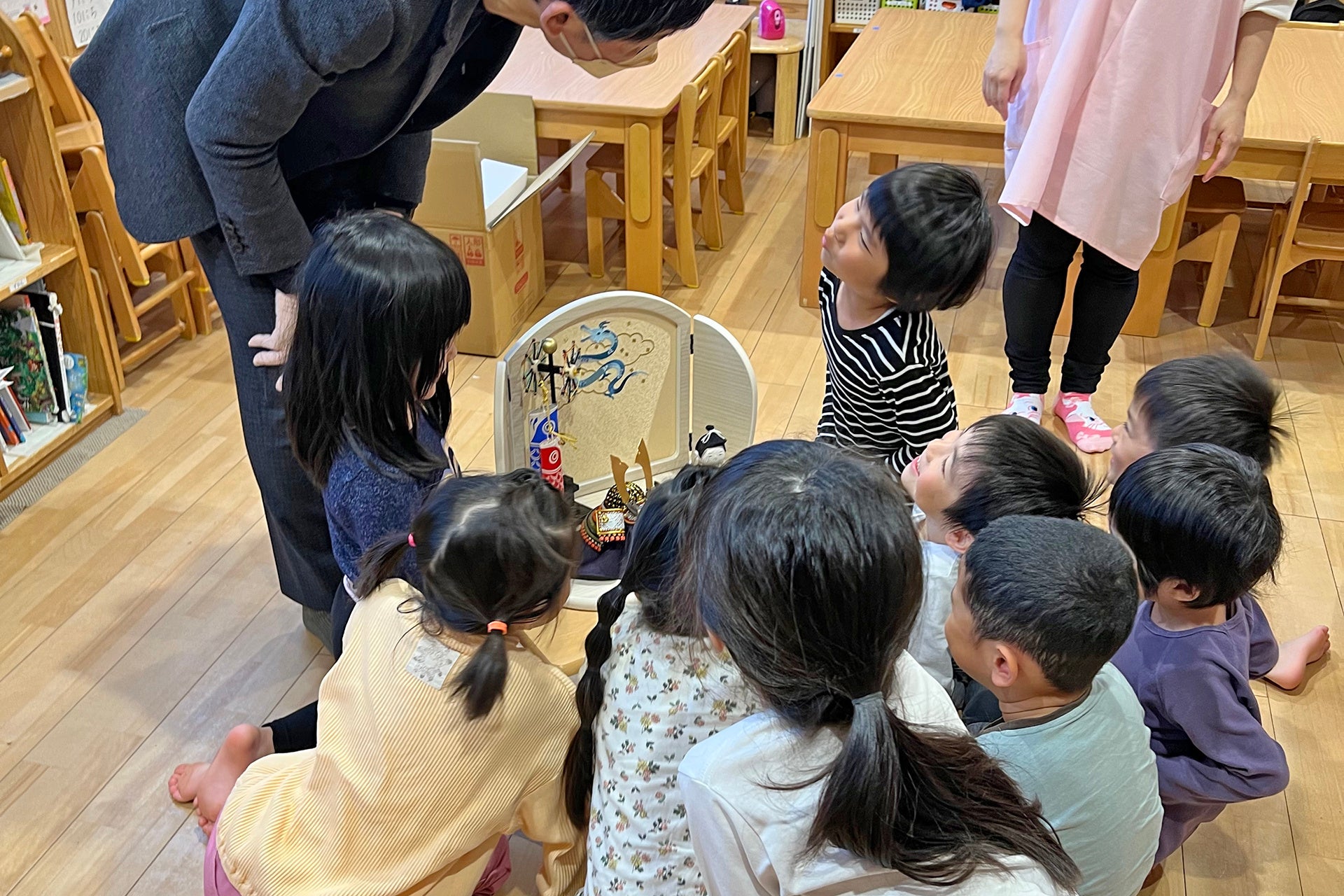 興味津々な様子で五月人形を見つめる園児たち　※保護者の方々の許可を得て掲載