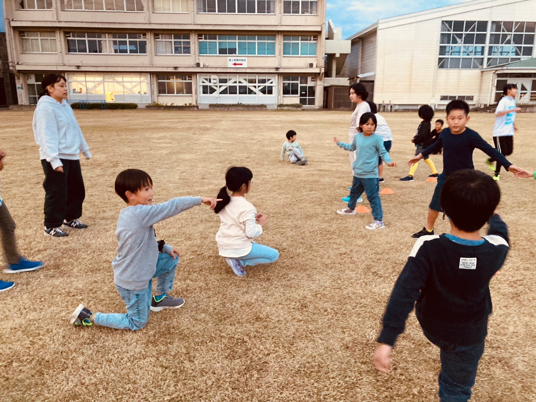 違う学年の子とも関係なく遊ぶ子どもたち