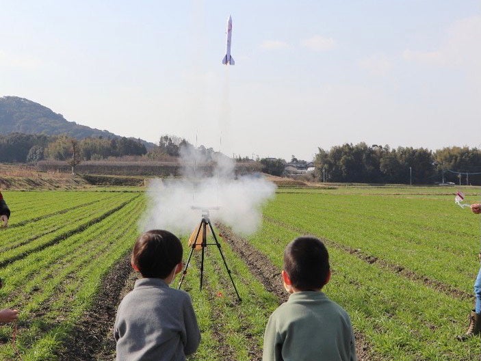 40メートルかなた、空高く飛んでいきます