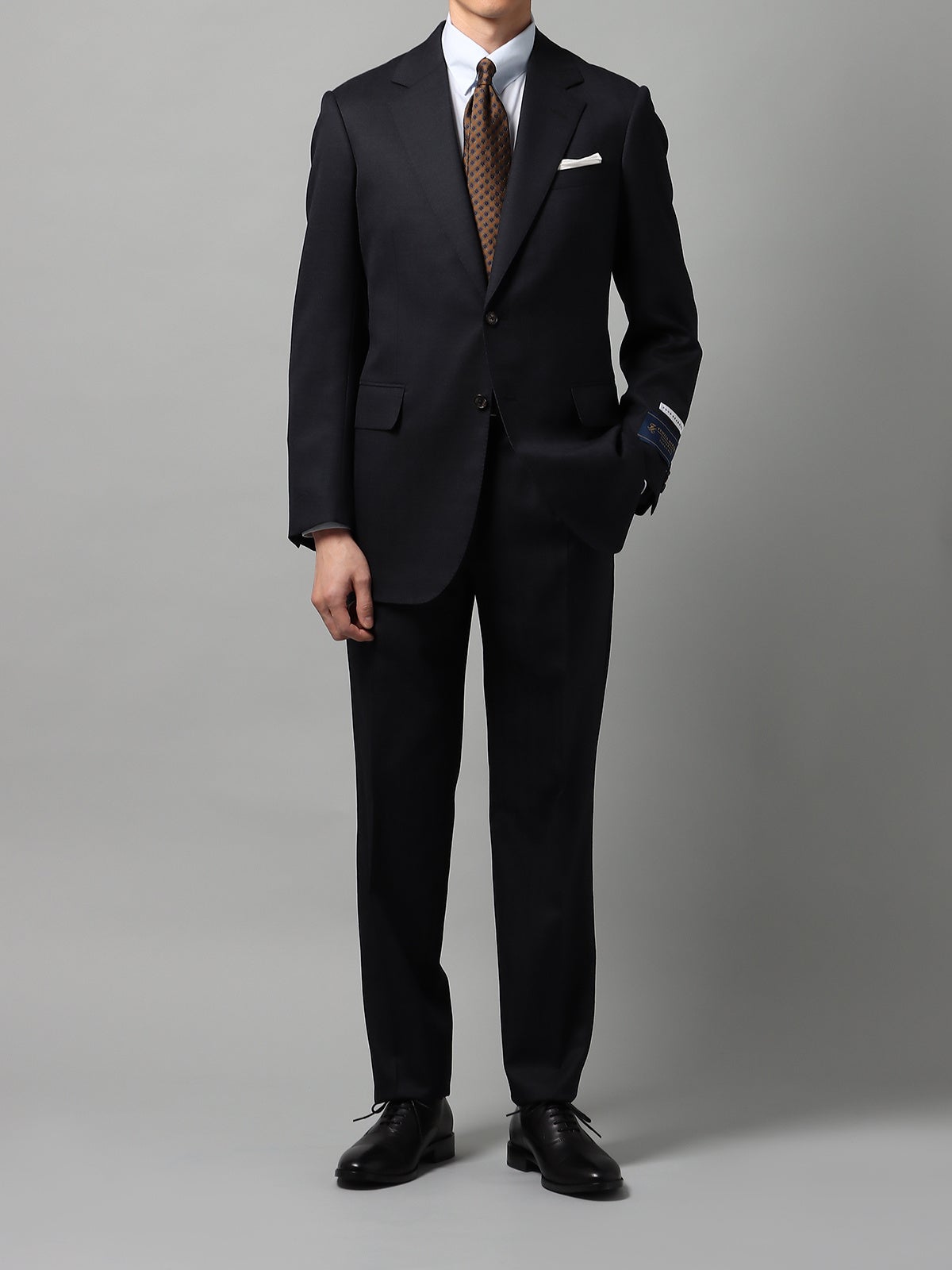 FUMIYA HIRANO”が監修した英国調スーツ発売 本場英国仕込みの