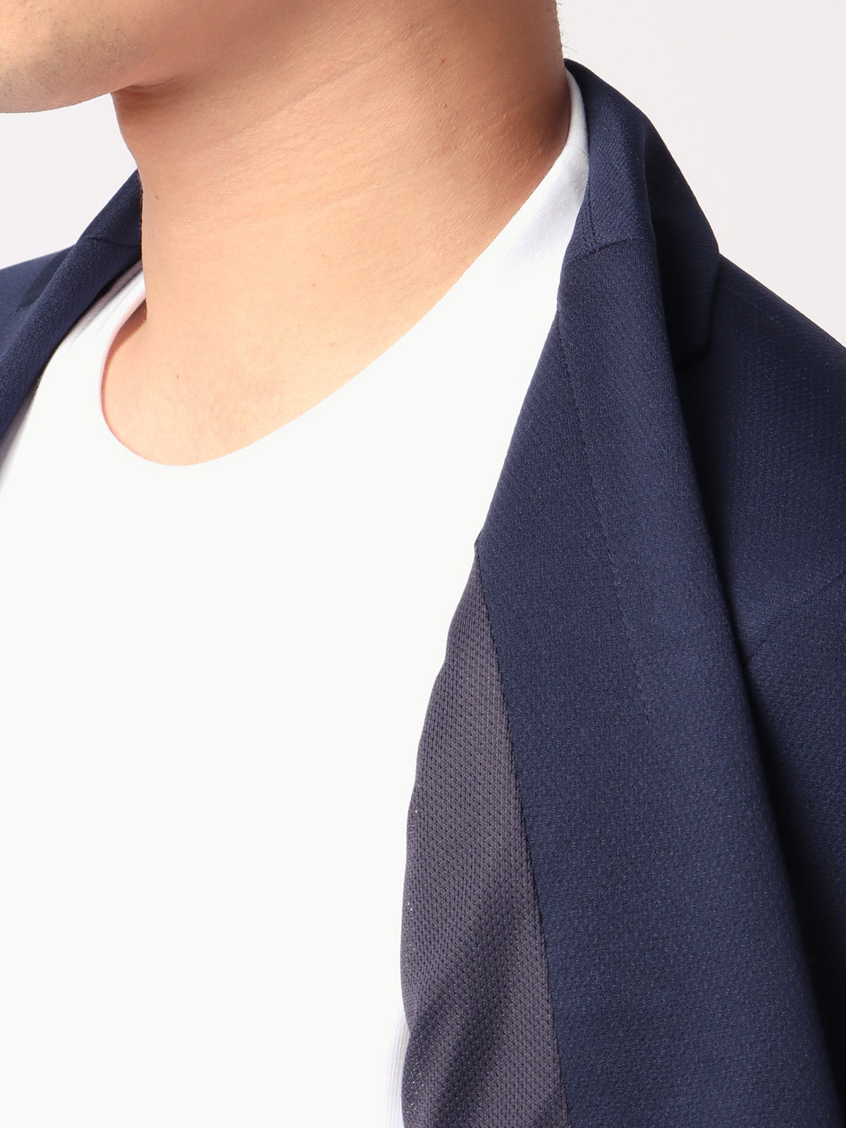 汗ジミを防ぐ襟高設計